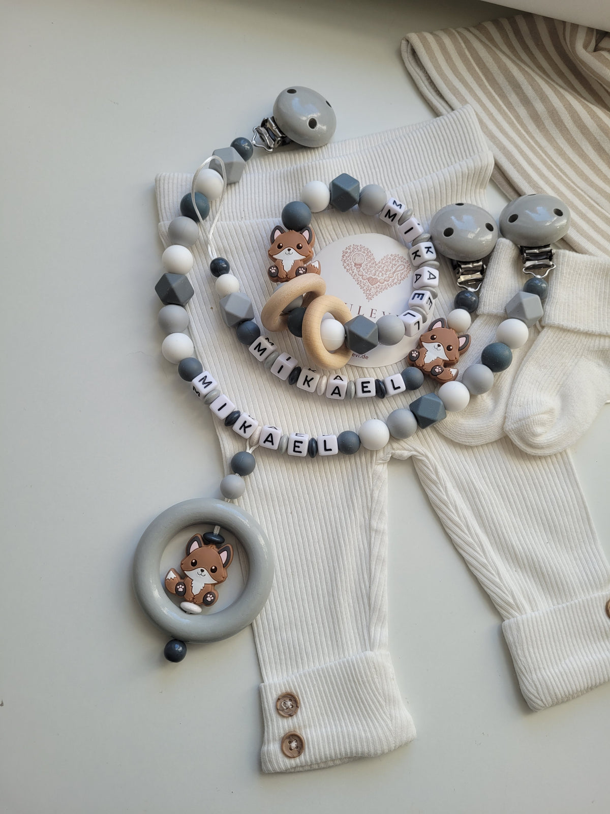 3er Set Schnullerkette, Kinderwagenkette & Beißring mit Namen Fuchs grau weiss