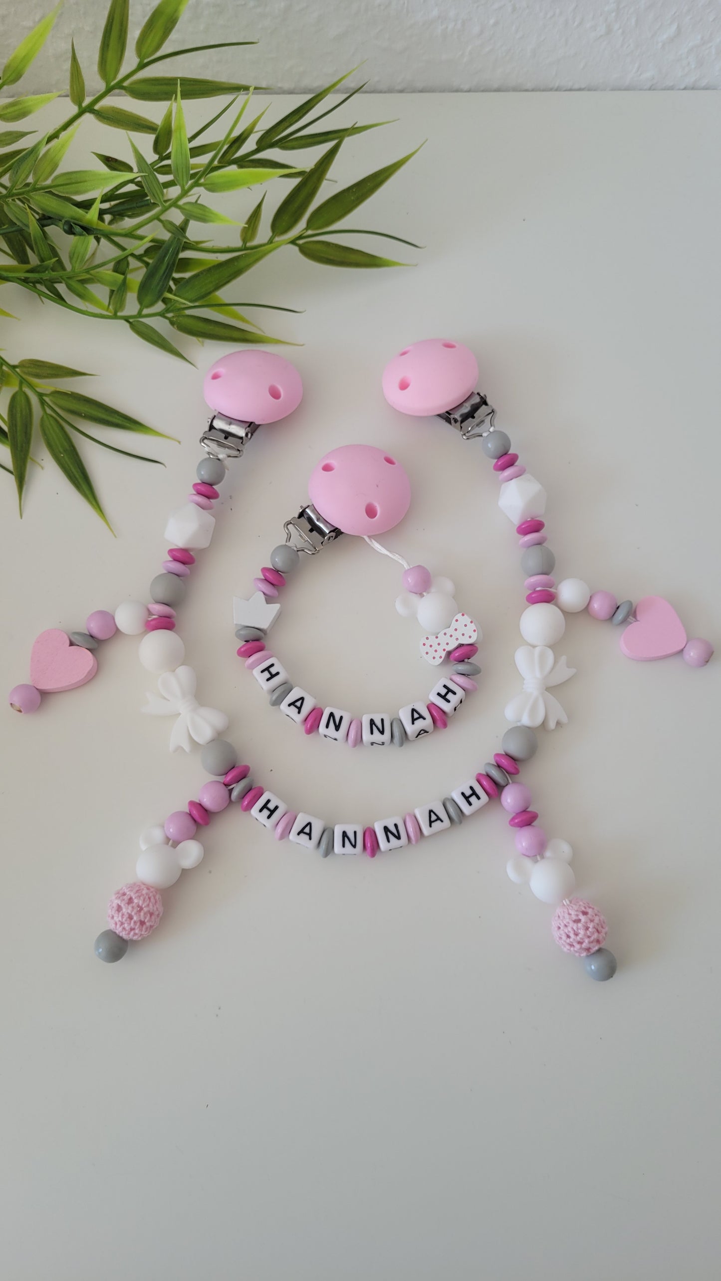 Kinderwagenkette & Schnullerkette mit Namen für Mädchen Weiss pink grau