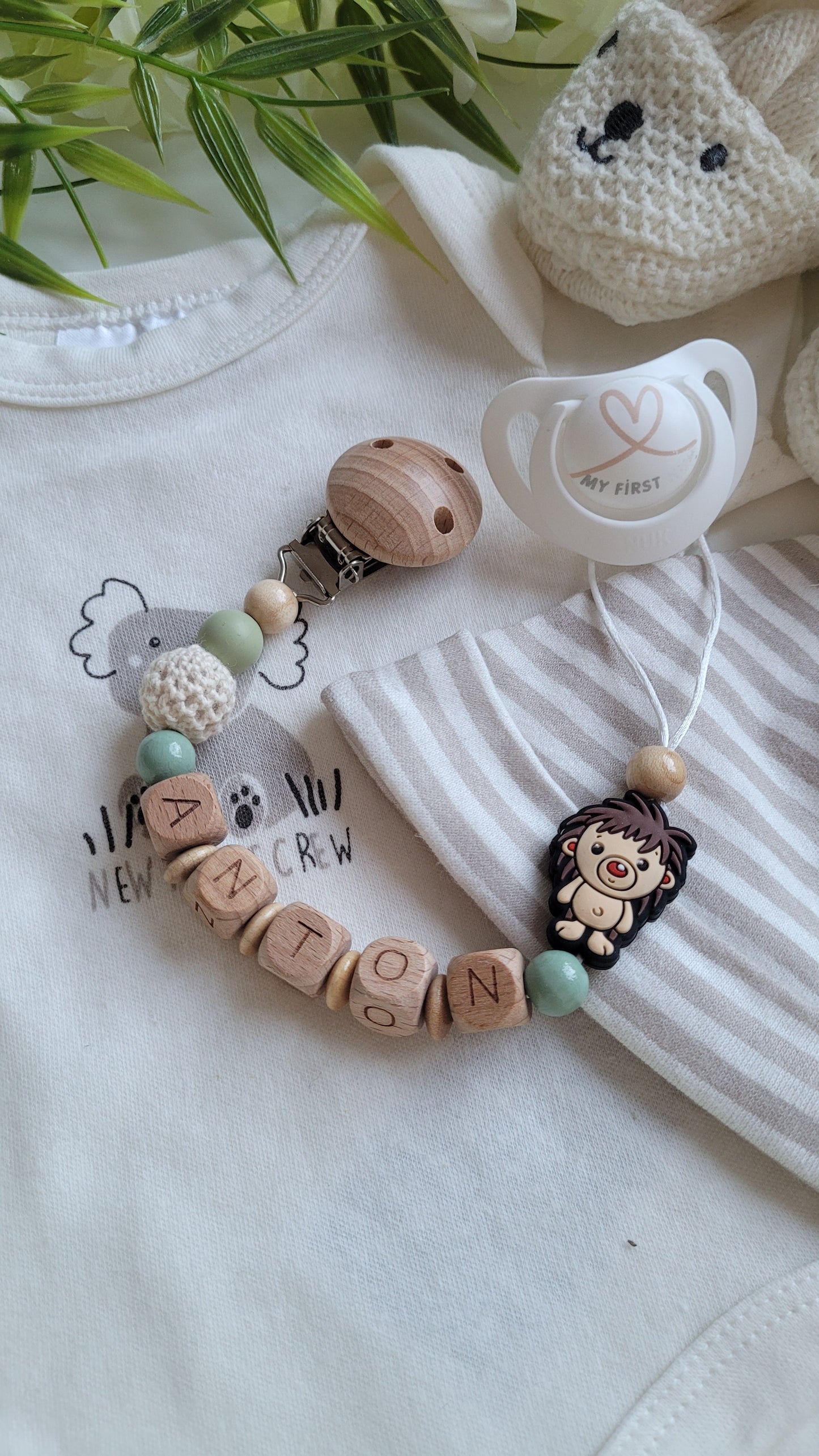 Neue Kollektion Kinderwagenkette & Schnullerkette mit Namen für Mädchen & Jungen graugrün