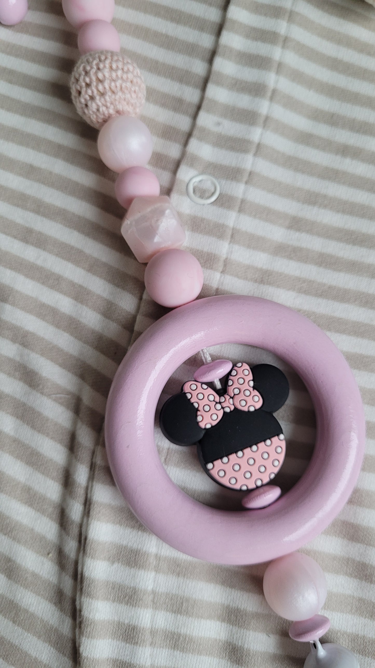 Spielanhänger für Maxicosi & Wiege Minnie Maus Rosa marmoriert Schimmer Perlmutt