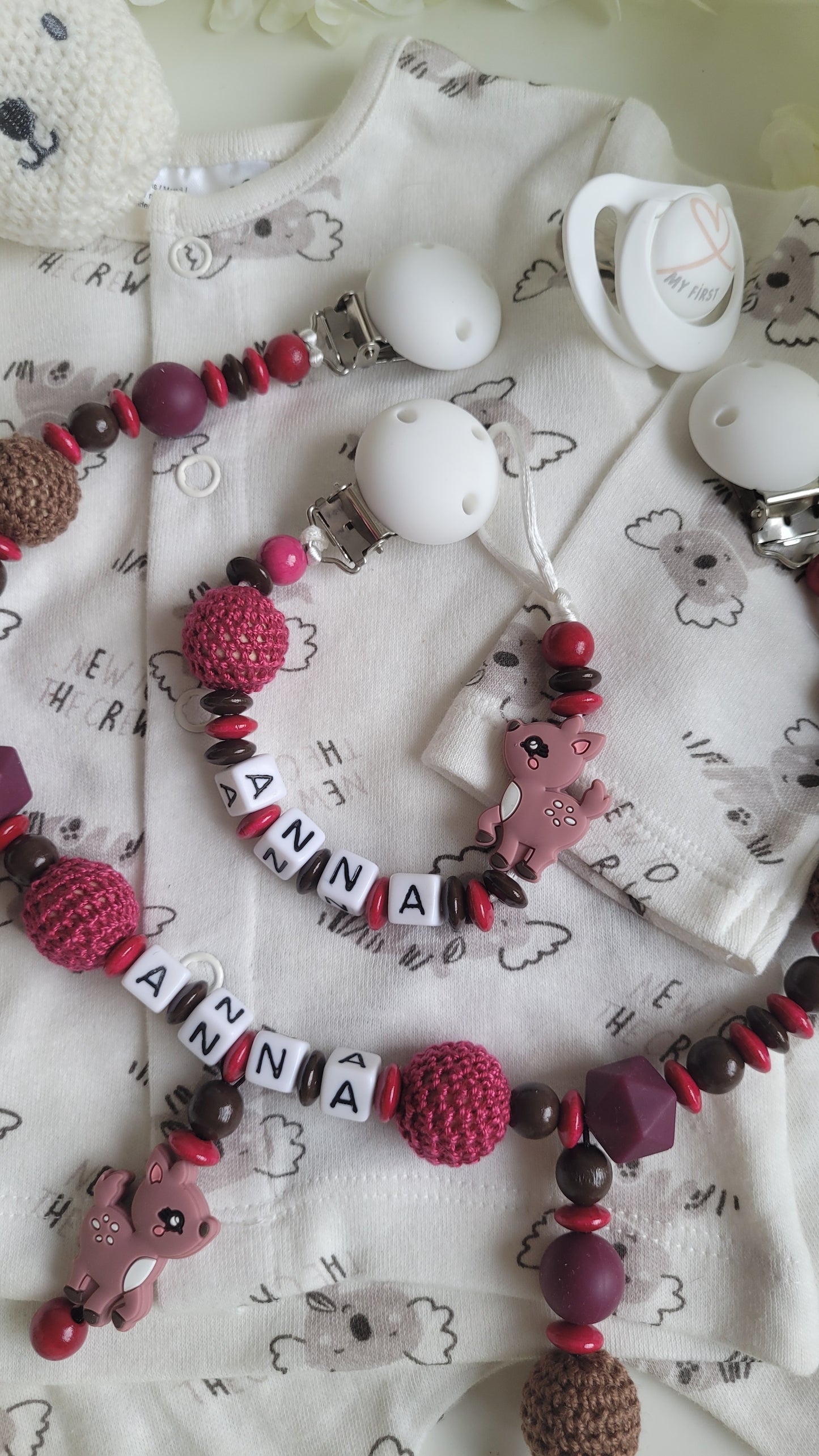 Kinderwagenkette & Schnullerkette mit Namen Rehkitz braun darkpink
