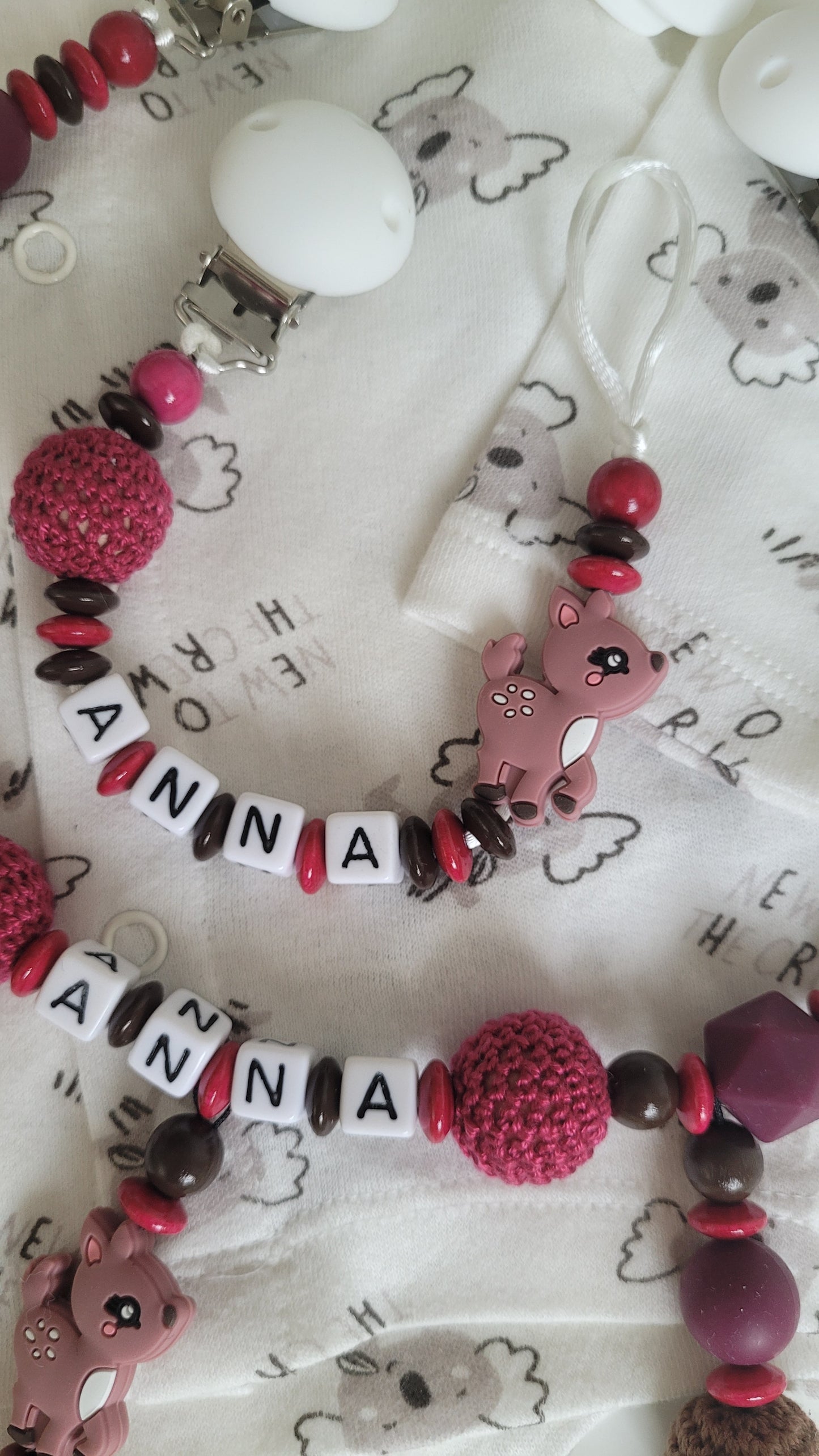 Kinderwagenkette & Schnullerkette mit Namen Rehkitz braun darkpink