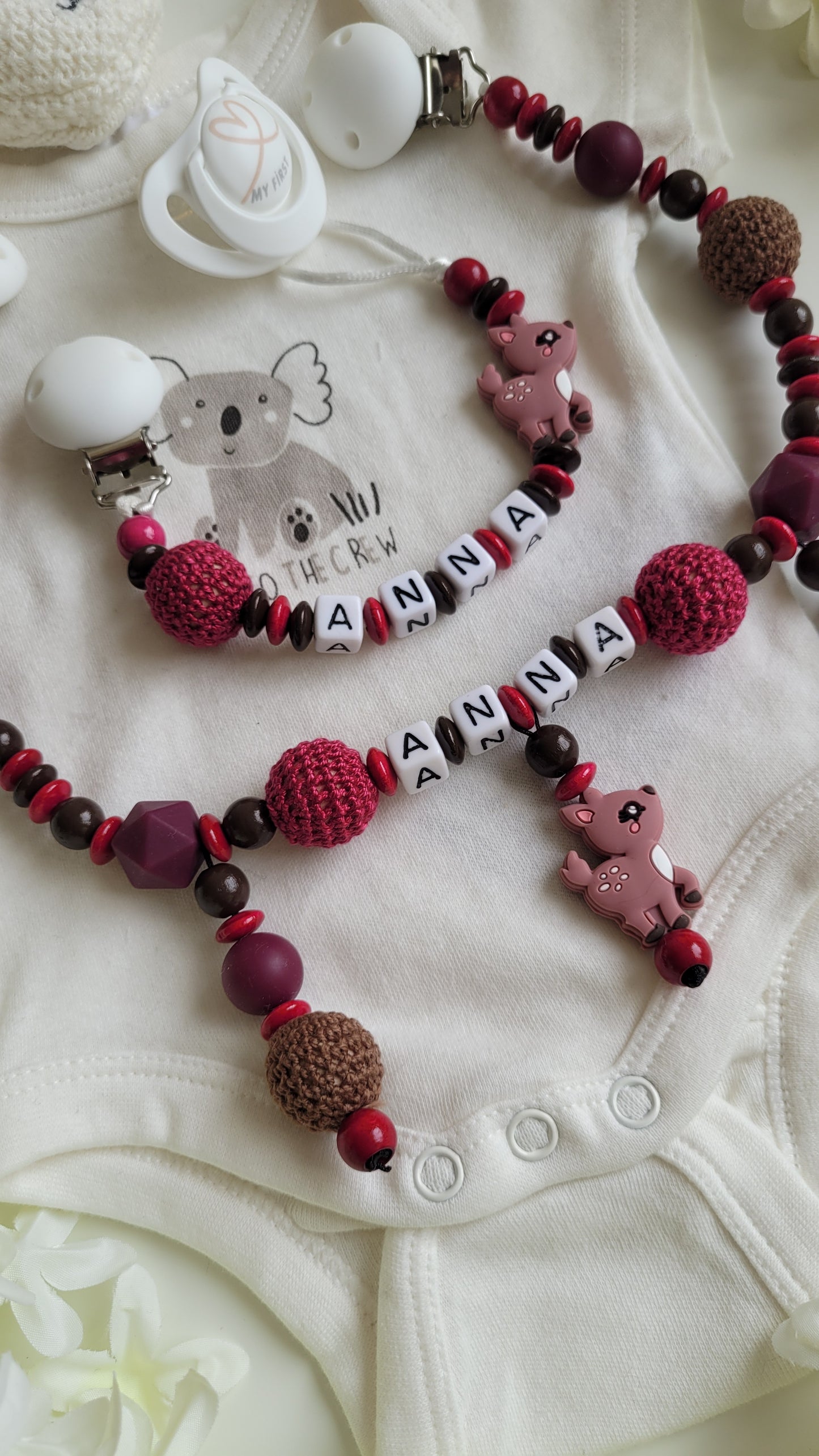 Kinderwagenkette & Schnullerkette mit Namen Rehkitz braun darkpink