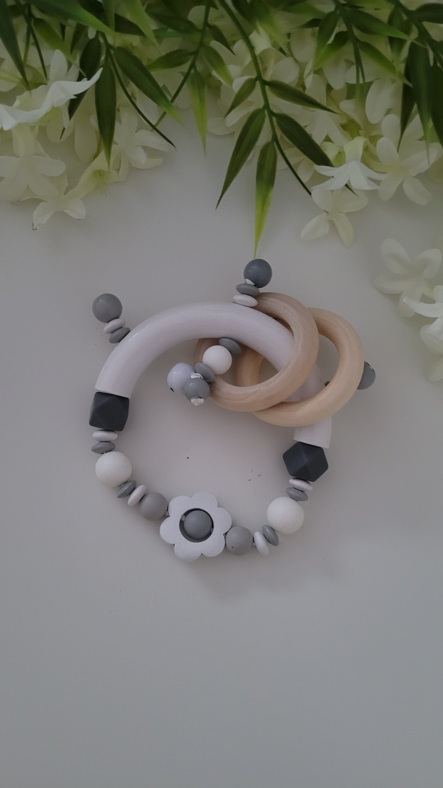 Motorik Greifring weiss grau Blumen