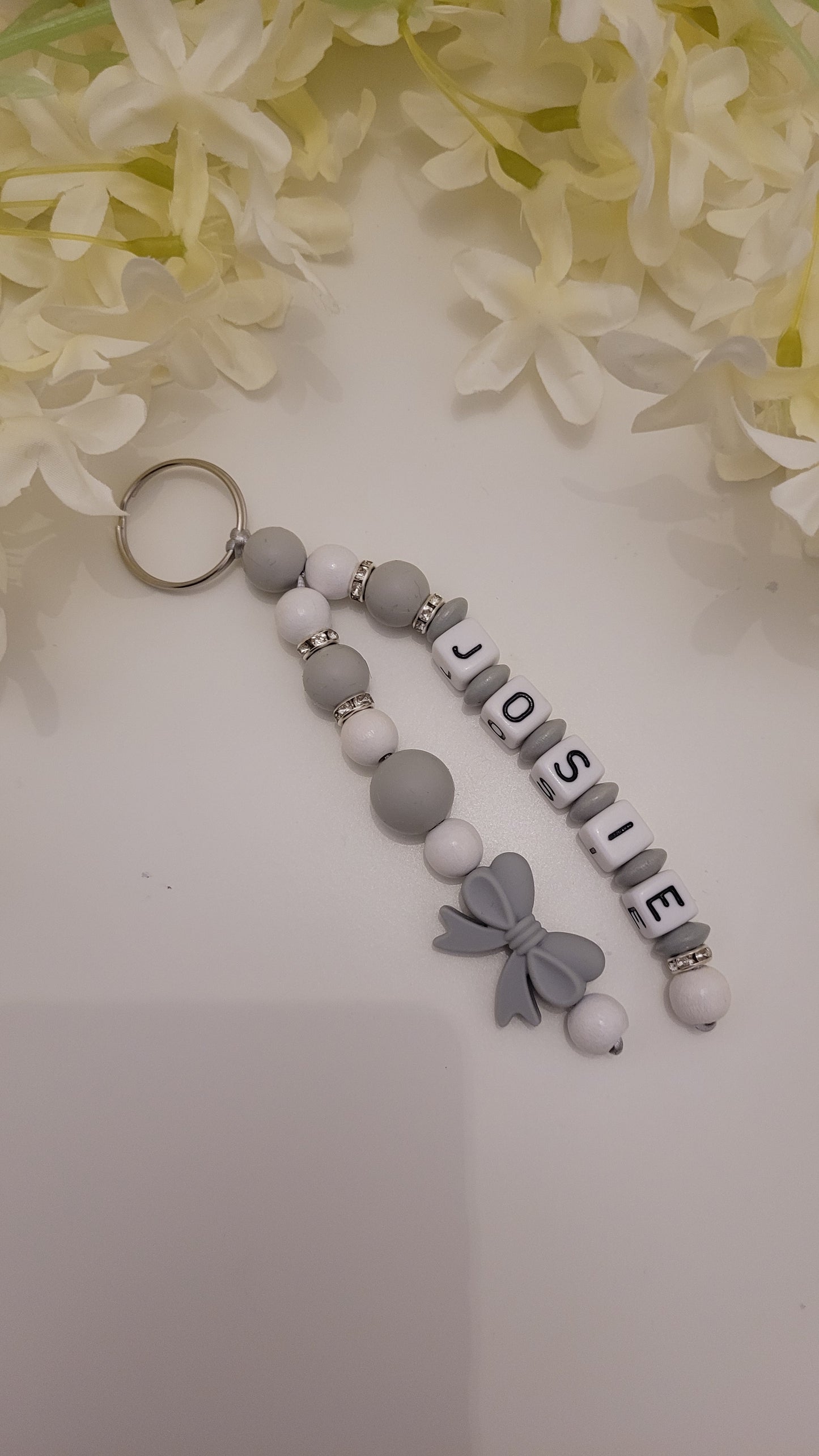 Schlüsselanhänger mit Namen grau weiss Strass