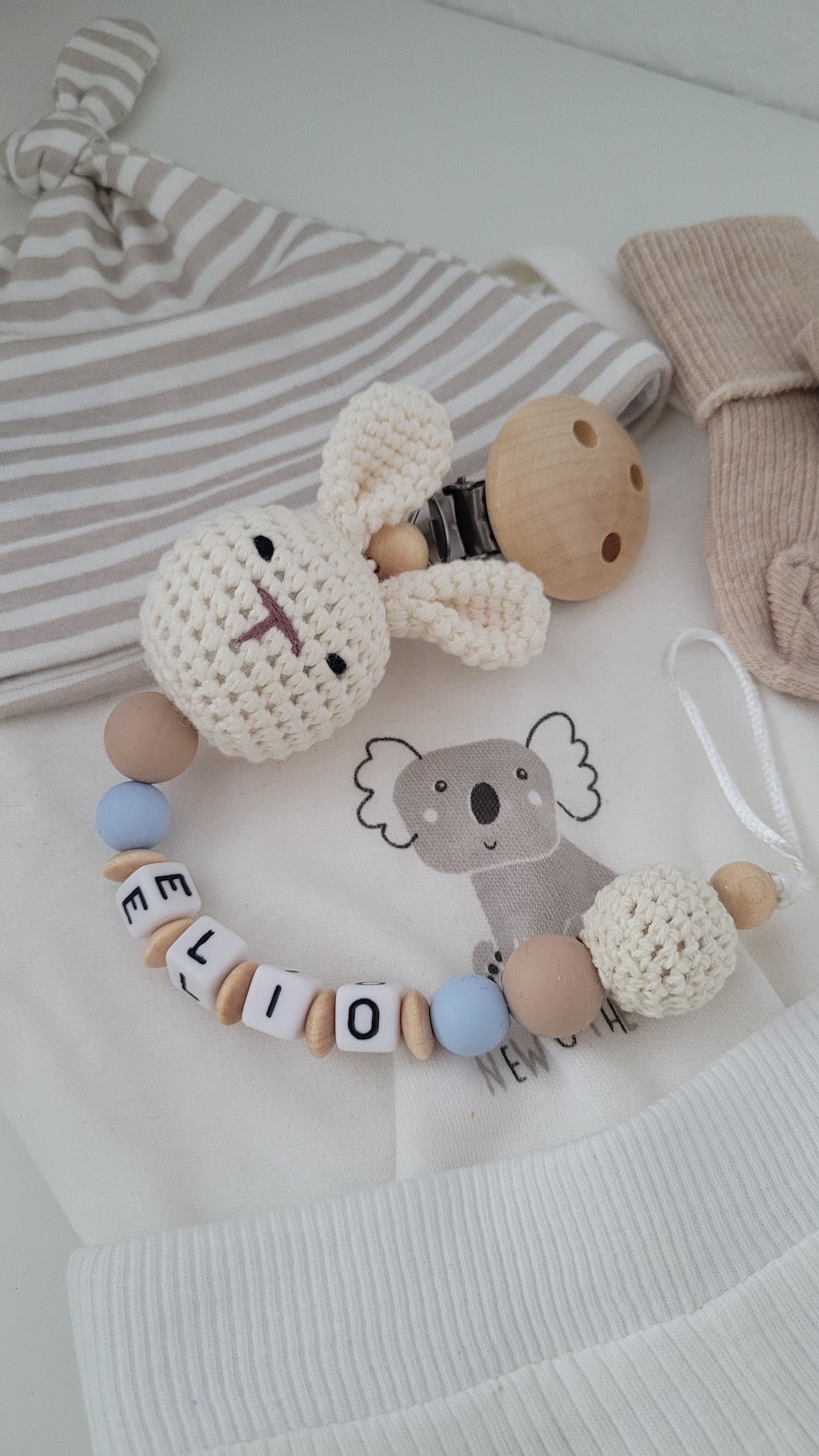 Kinderwagenkette & Schnullerkette mit Namen Häkelhase blau sand