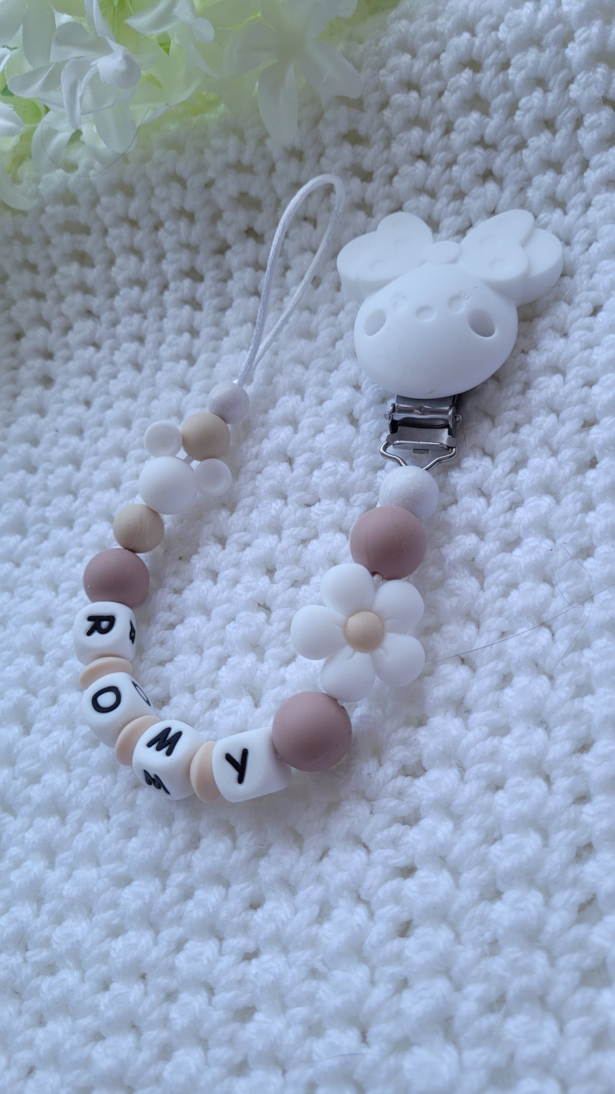 Schnullerkette mit name mädchen boho naturtöne beige braun weiss Maus und Blumenmotiv scandi