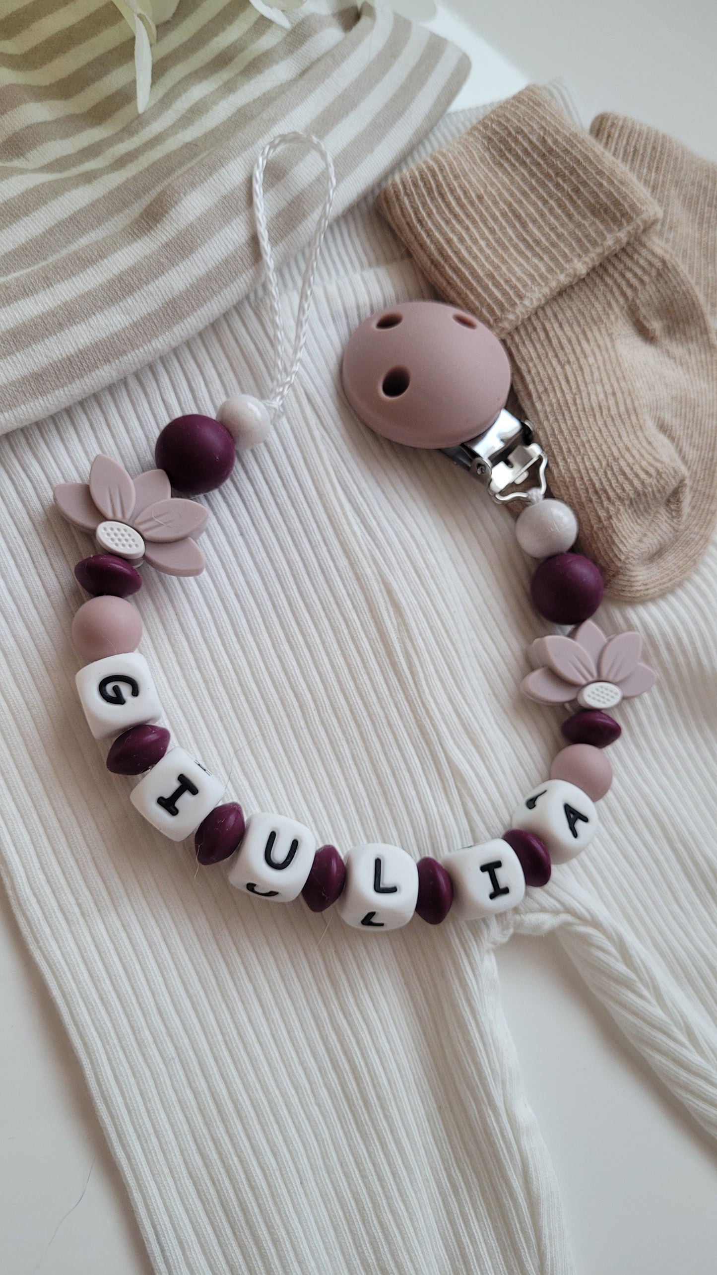 Schnullerkette weinrot rose Silikon mit Name Blumenmotiv Julevi