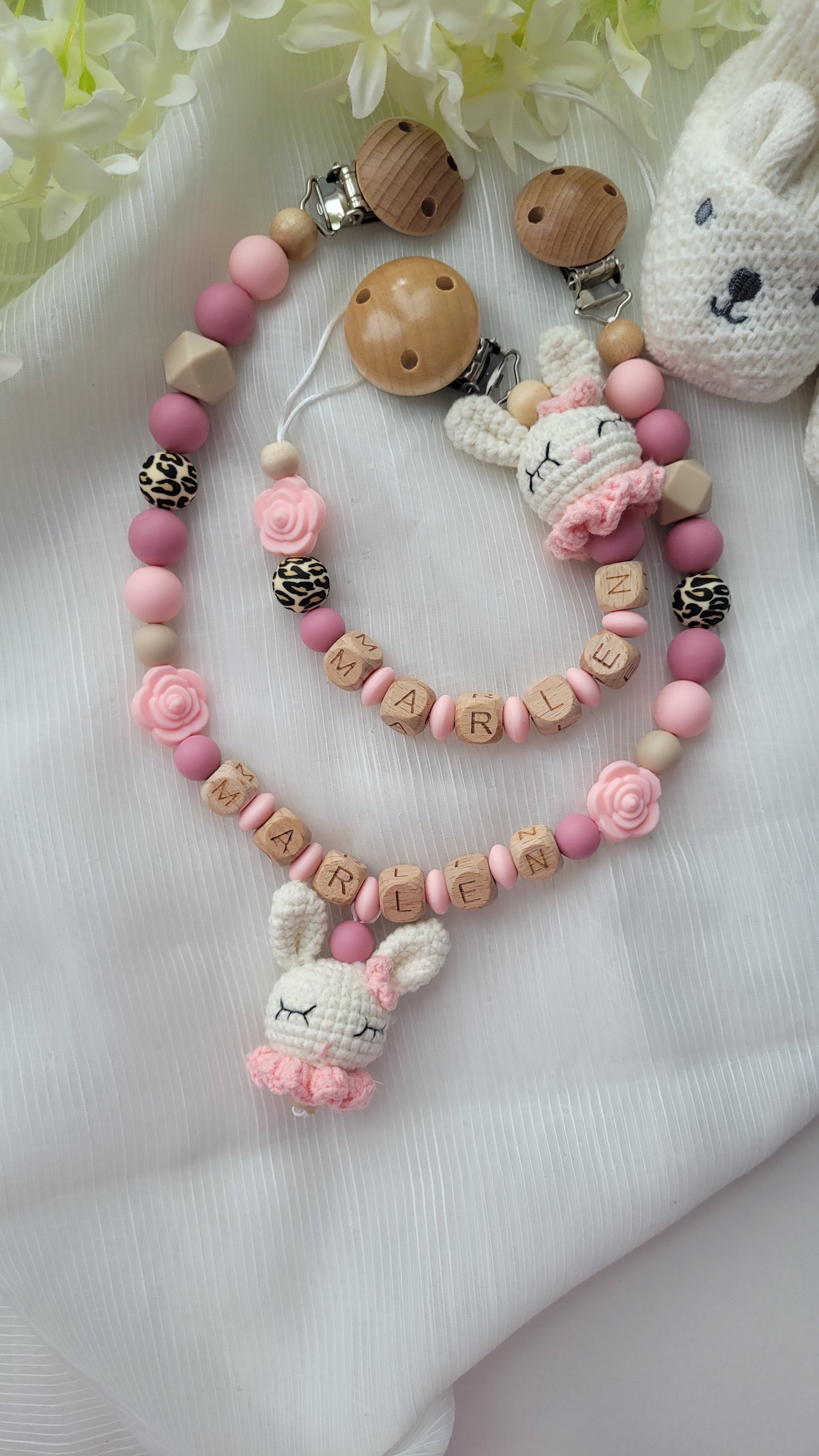 Kinderwagenkette & Schnullerkette mit Namen Hasen gehäkelt & Blumen leo apricot