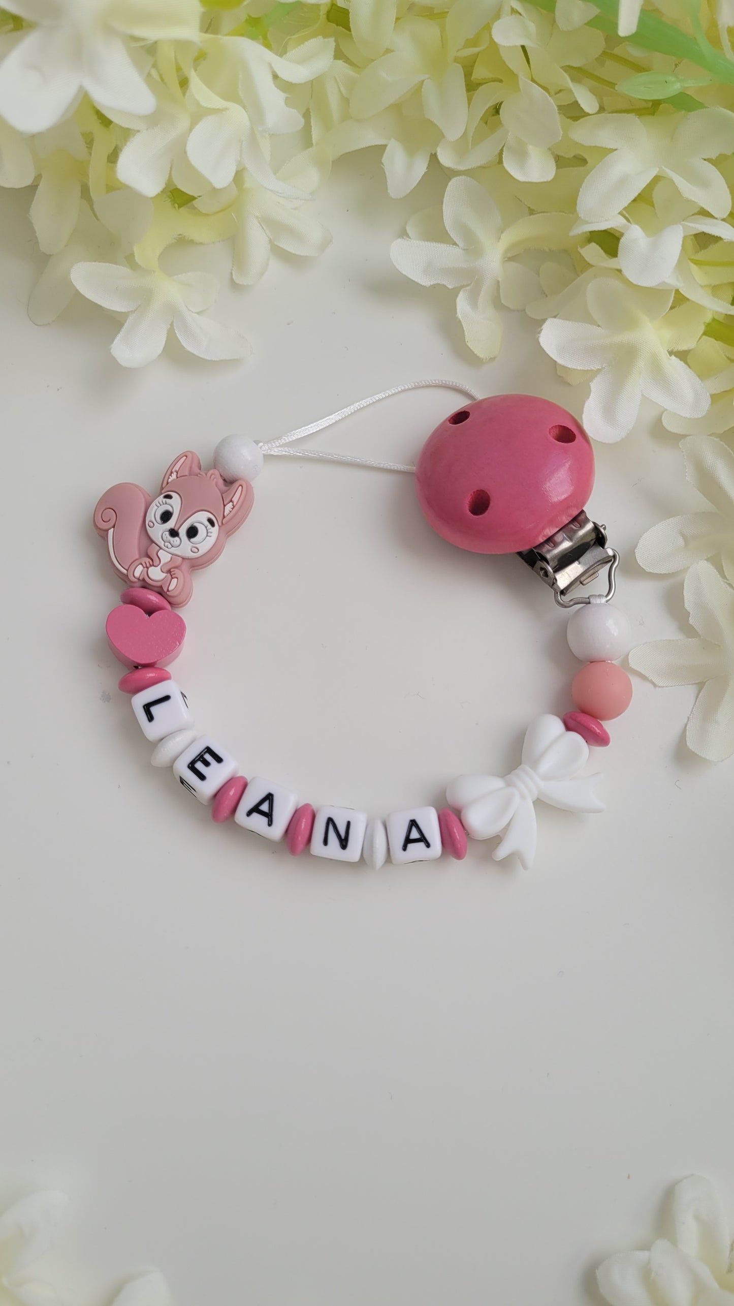 Schnullerkette mit Namen für Mädchen Eichhörnchen himbeer weiß
