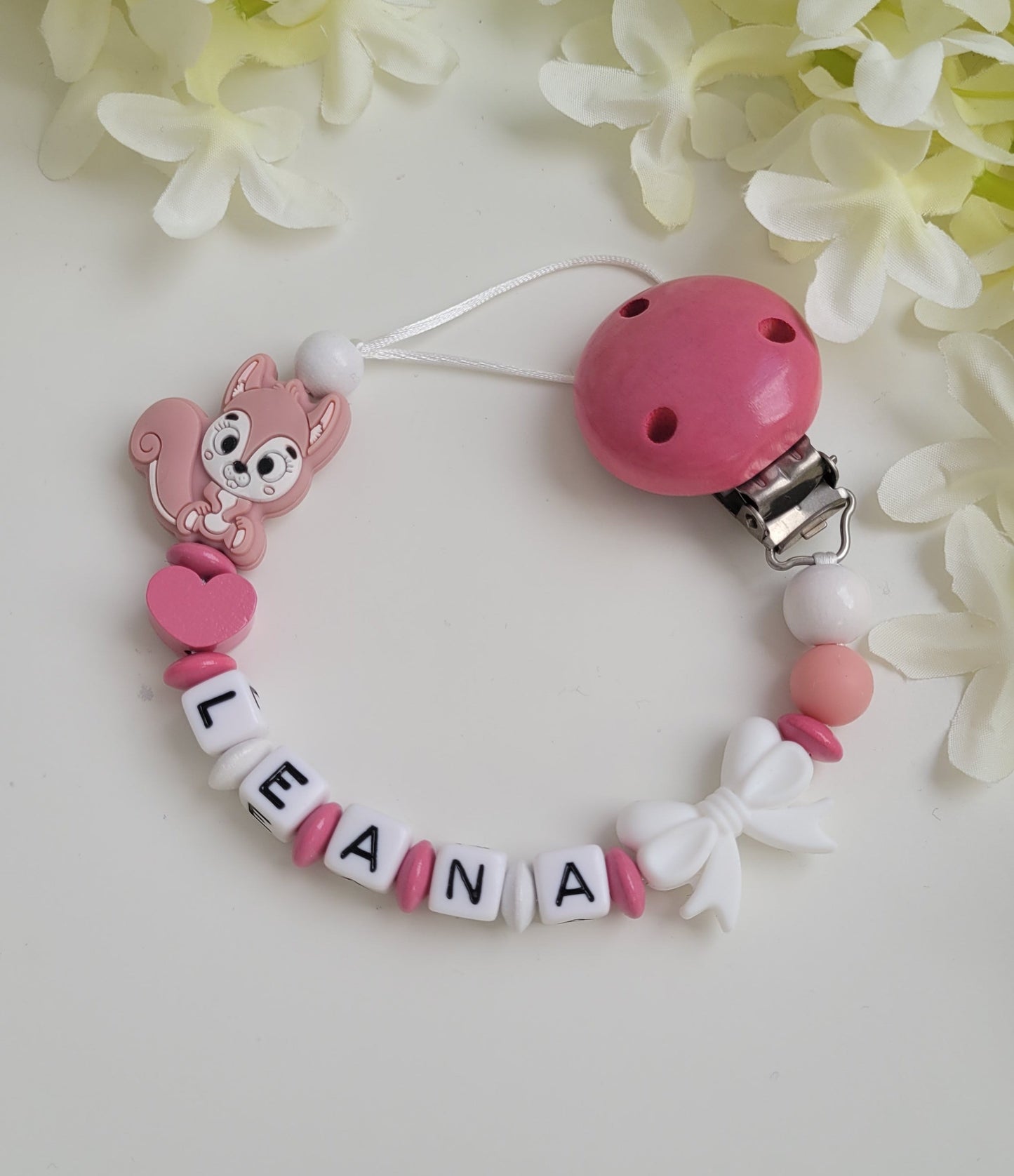 Schnullerkette mit Namen für Mädchen Eichhörnchen himbeer weiß