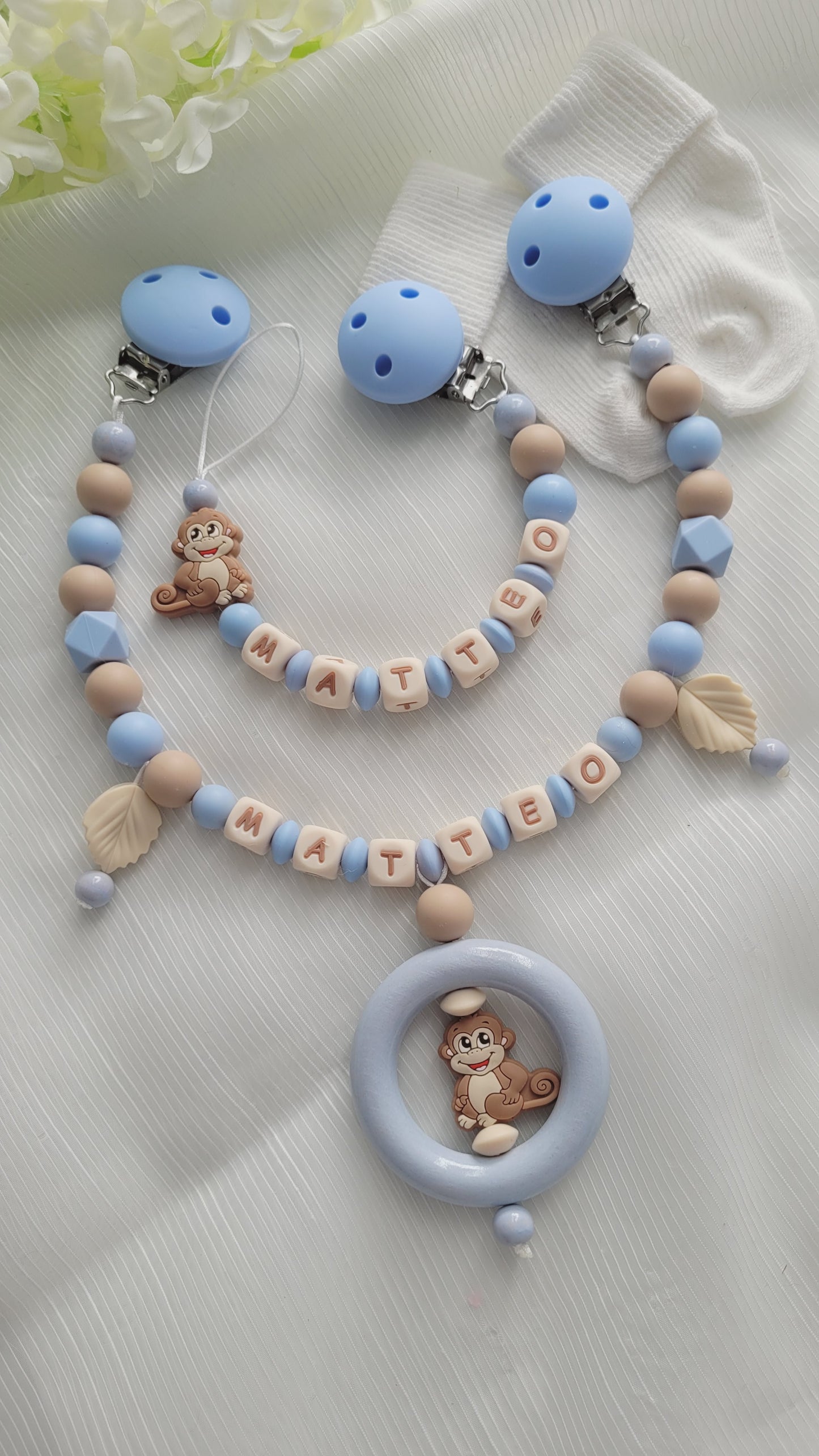 Kinderwagenkette & Schnullerkette mit Namen Äffchen blau beige silikon