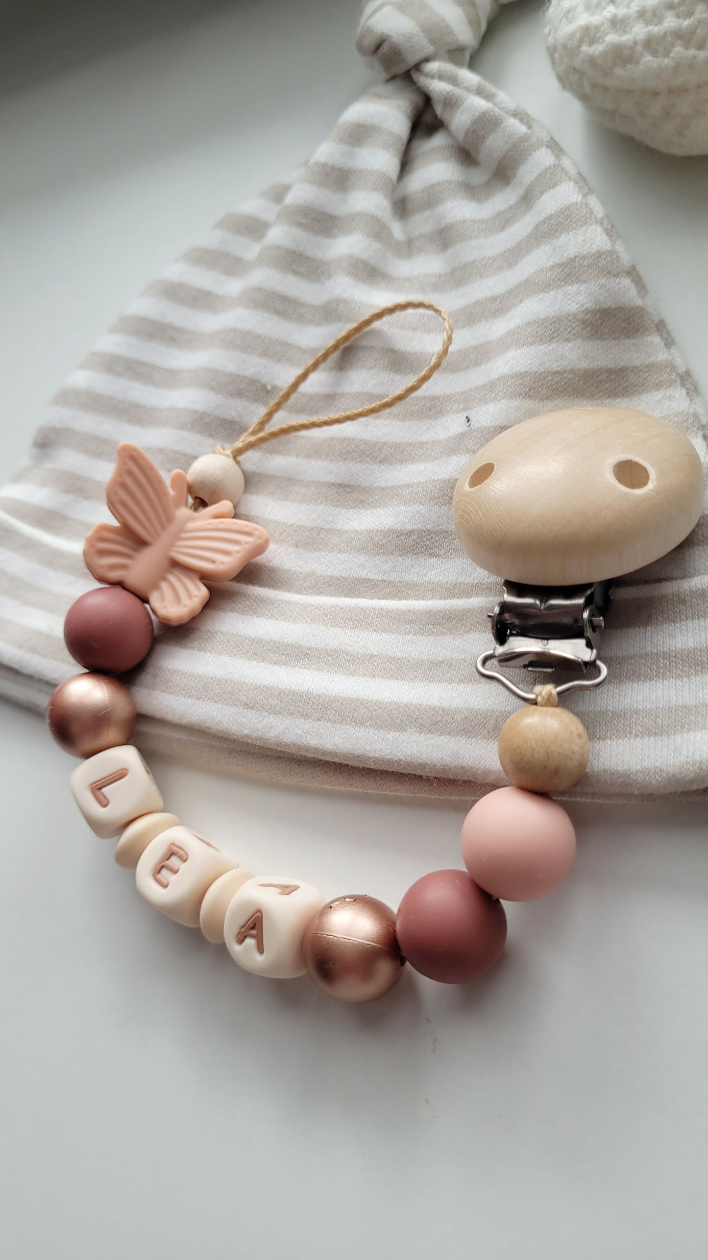 Schnullerkette mit Namen für Mädchen Schmetterling Pfirsich rotbraun rosegold