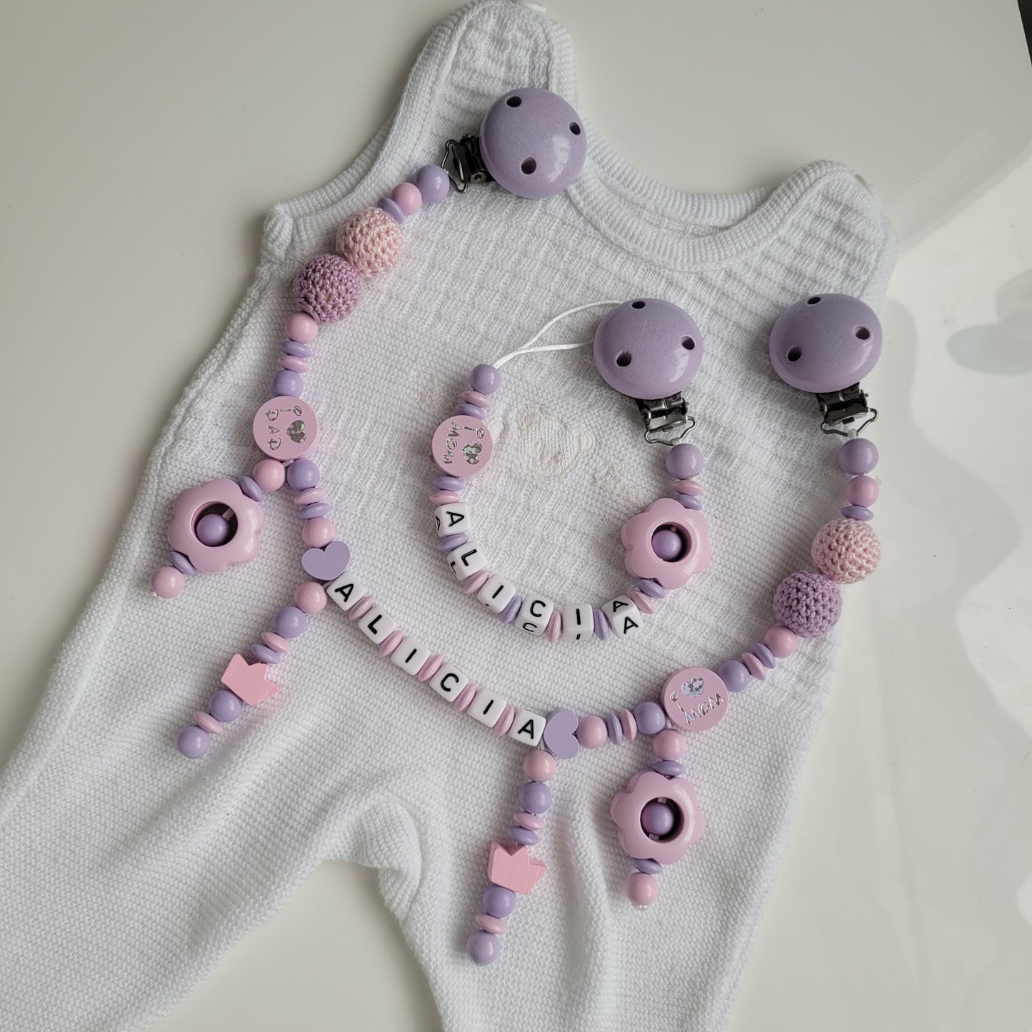 Kinderwagenkette & Schnullerkette mit Namen für Mädchen Maus flieder rosa i love Mom und I love Dad Wendemotiv