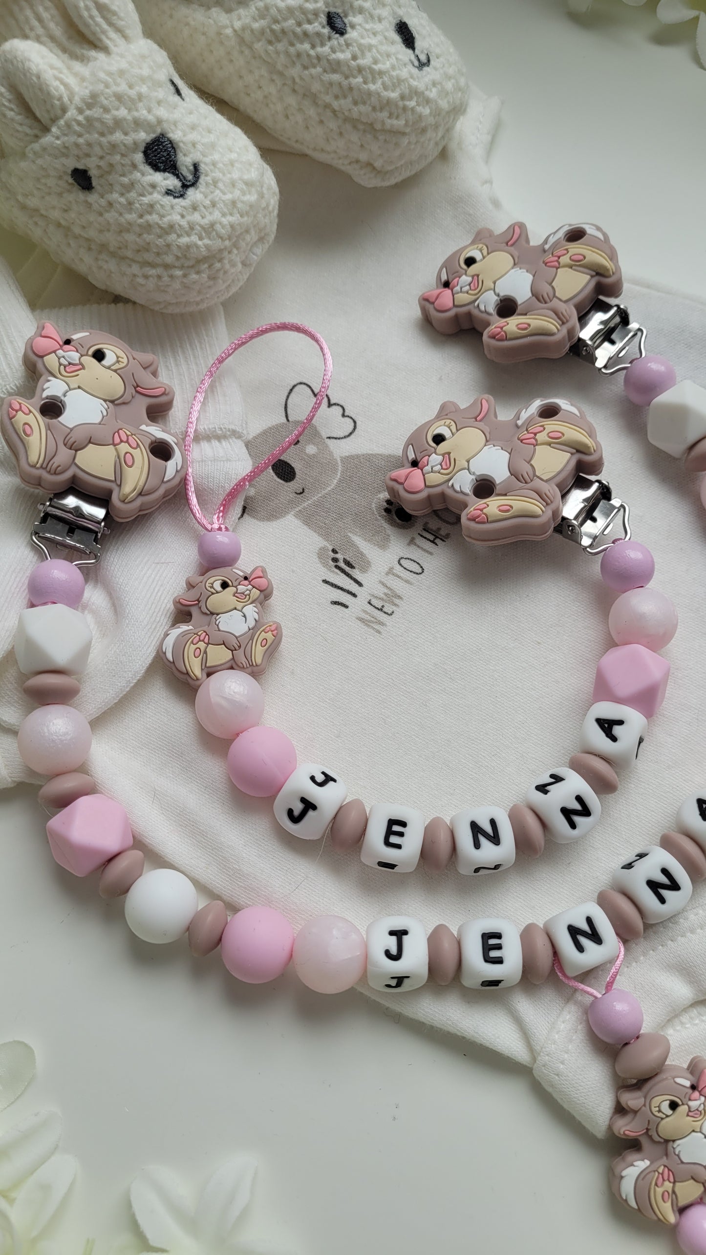 Kinderwagenkette & Schnullerkette mit Namen Hasen zart rose