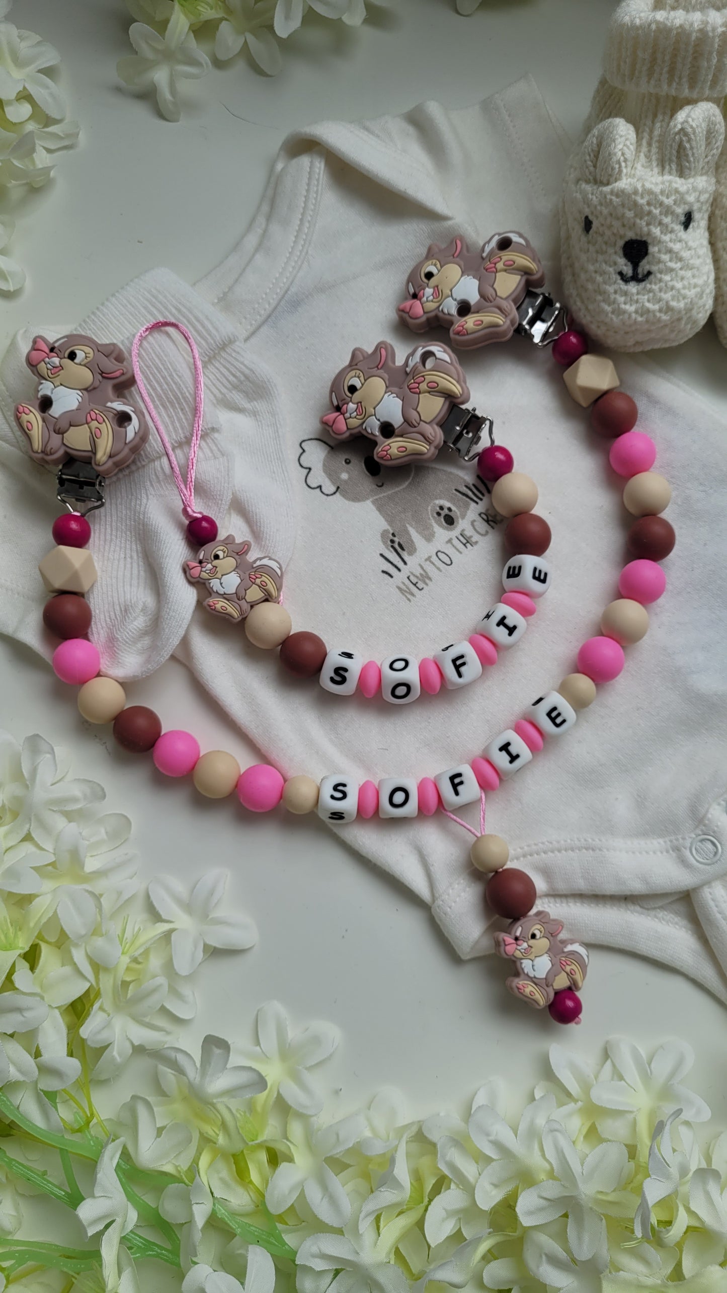 Kinderwagenkette & Schnullerkette mit Namen Hasen braun pink