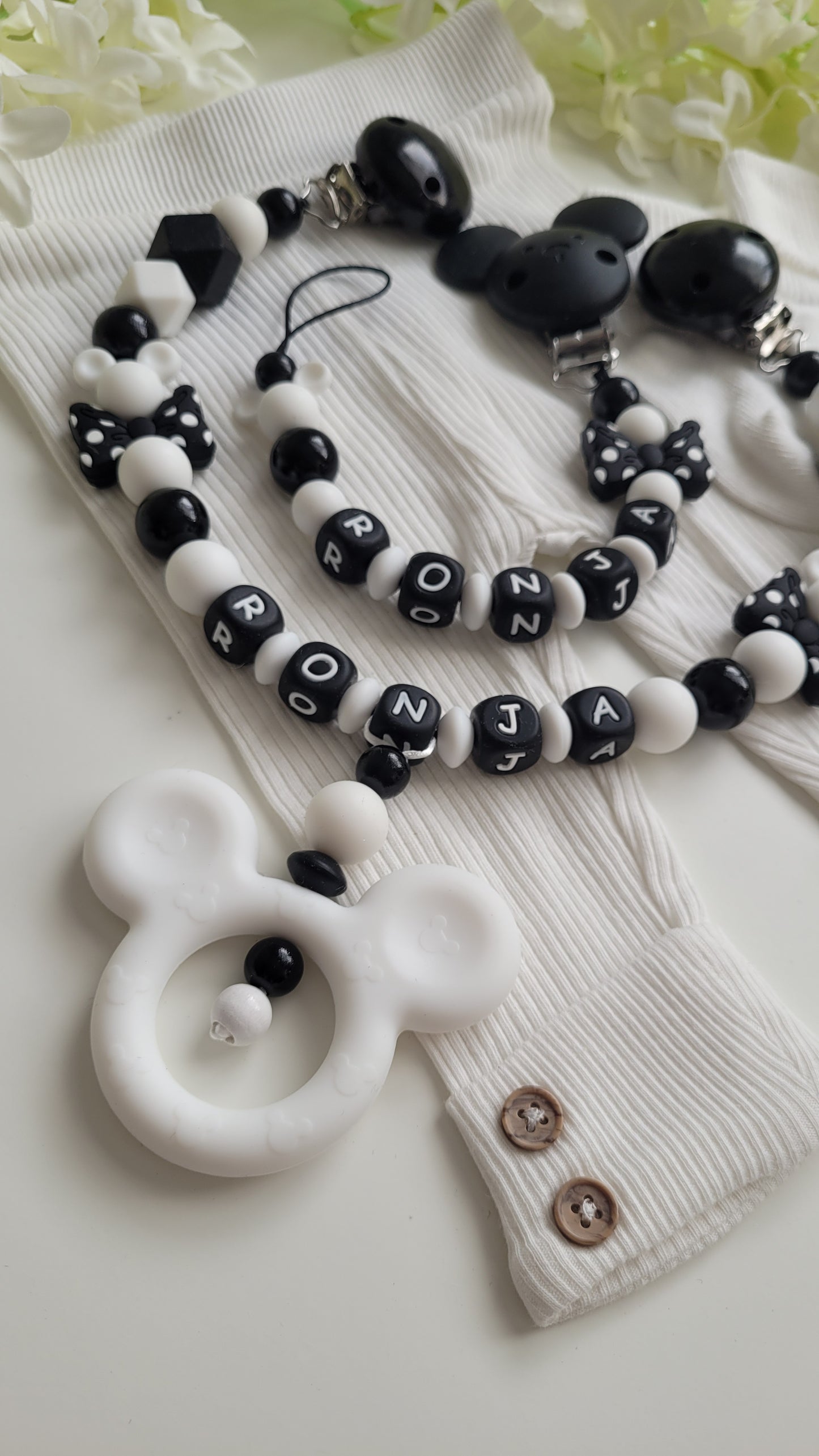 Kinderwagenkette & Schnullerkette mit Namen für Mädchen *Maus* schwarz weiß