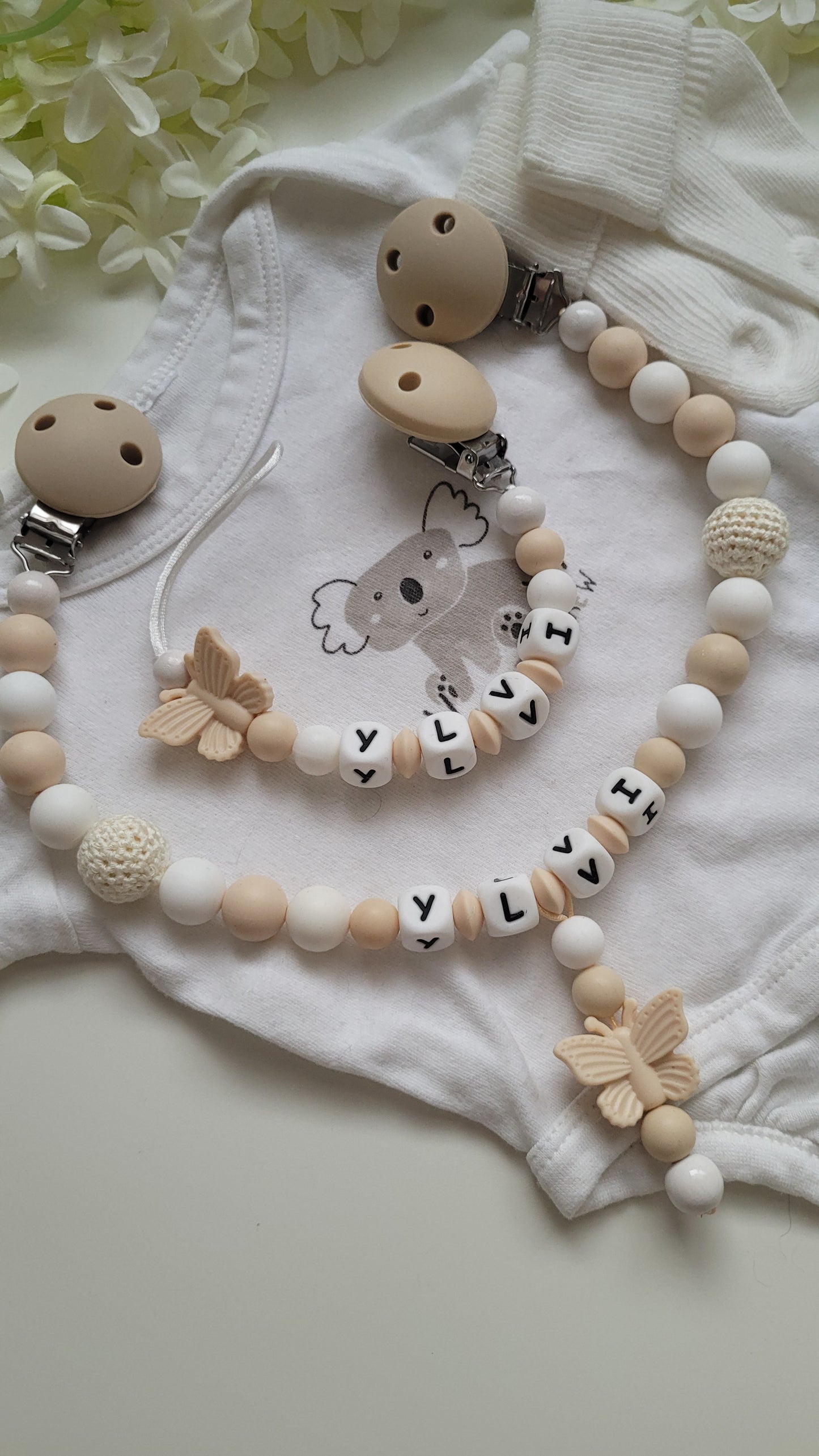 Kinderwagenkette & Schnullerkette mit Namen Schmetterling beige