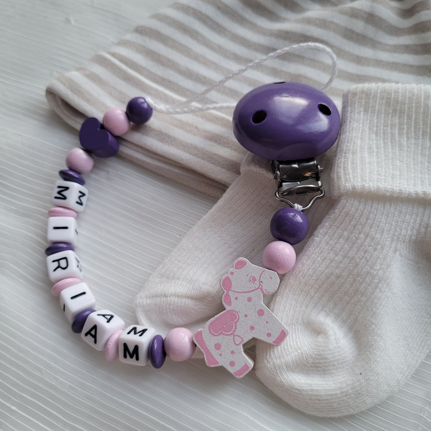 Schnullerkette mit Namen für Mädchen Herz & Pferd lila rosa