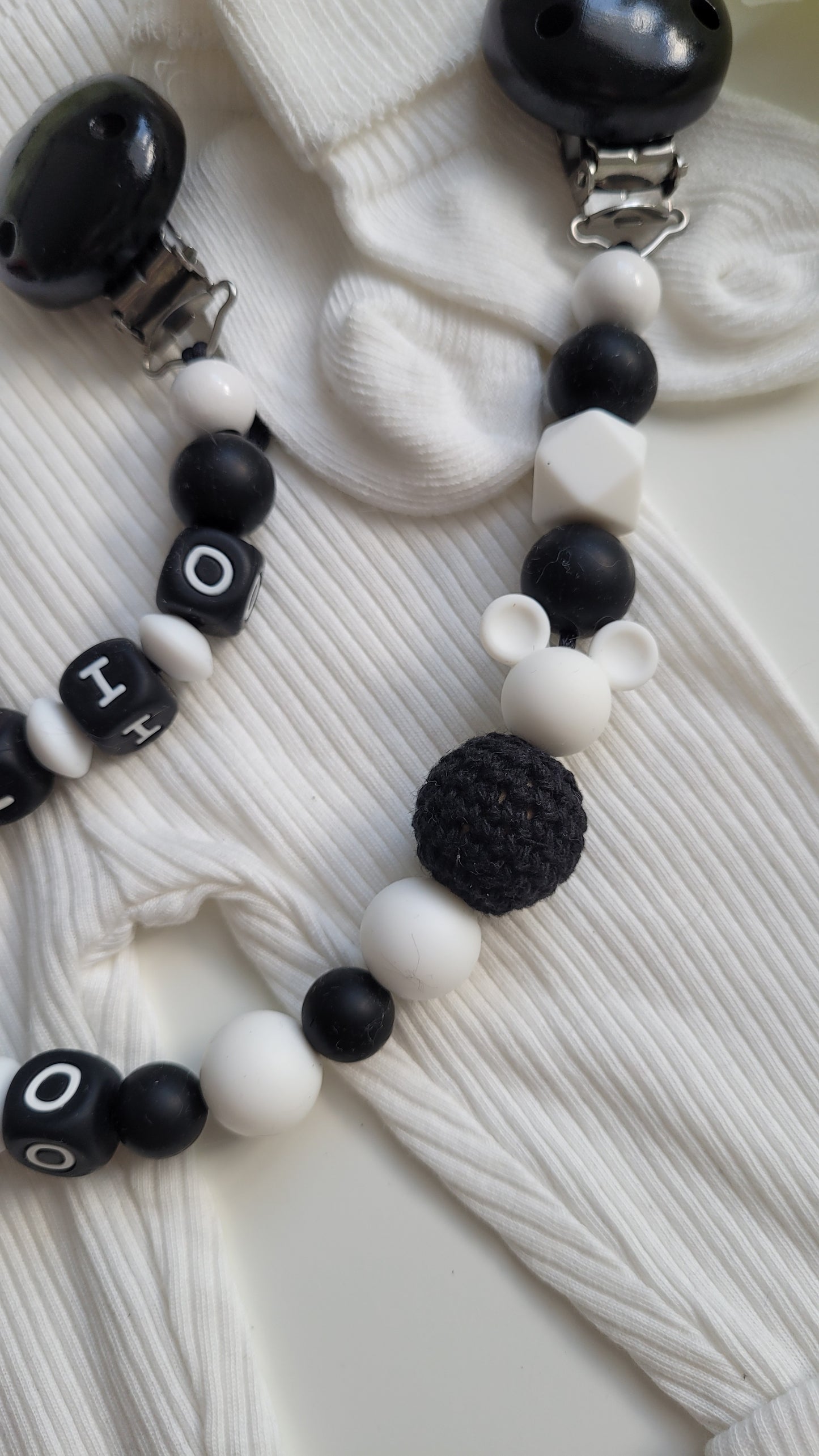 Kinderwagenkette & Schnullerkette mit Namen Maus schwarz weiß