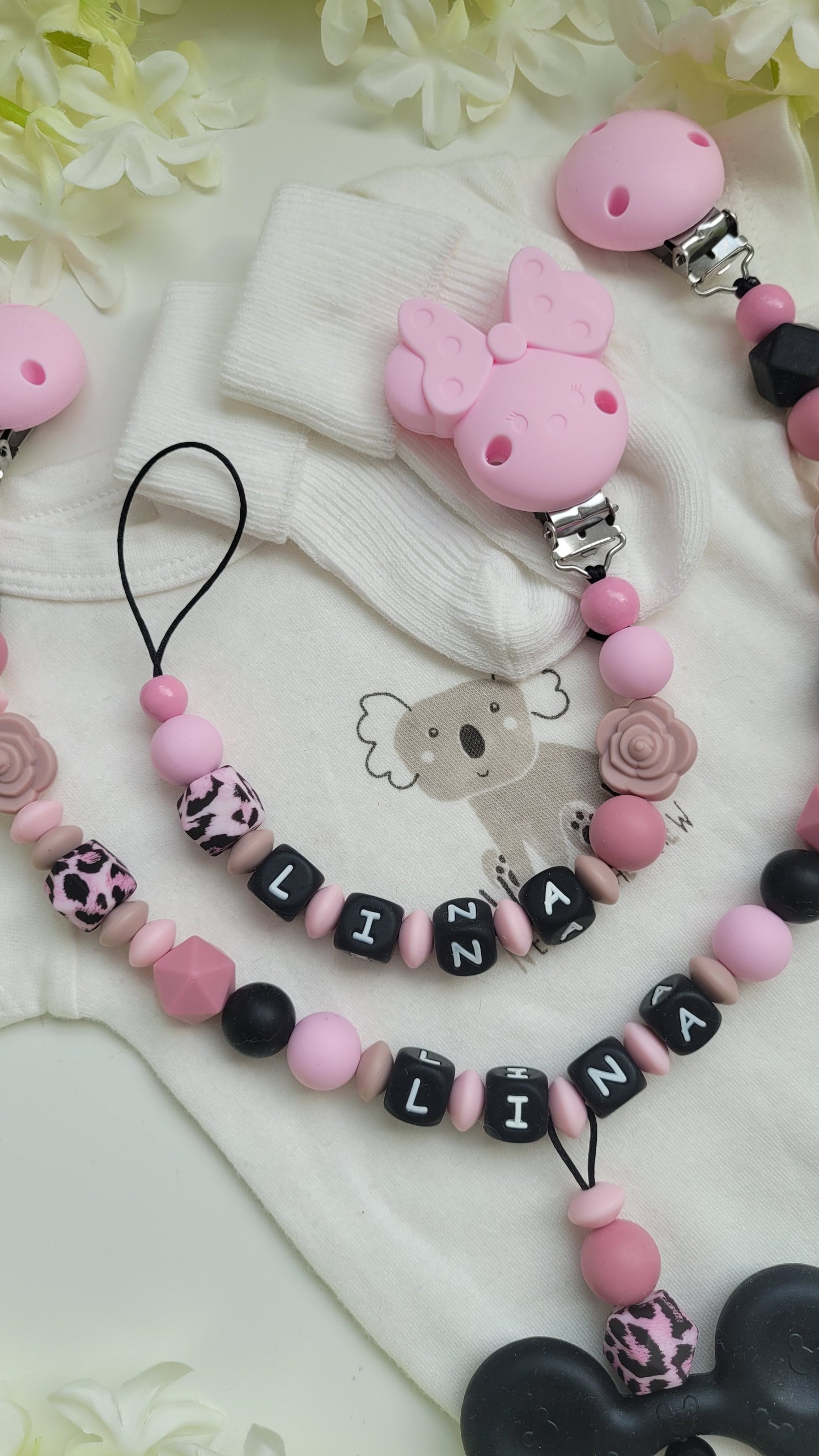 Kinderwagenkette & Schnullerkette mit Namen für Mädchen *Leomaus* schwarz rosa