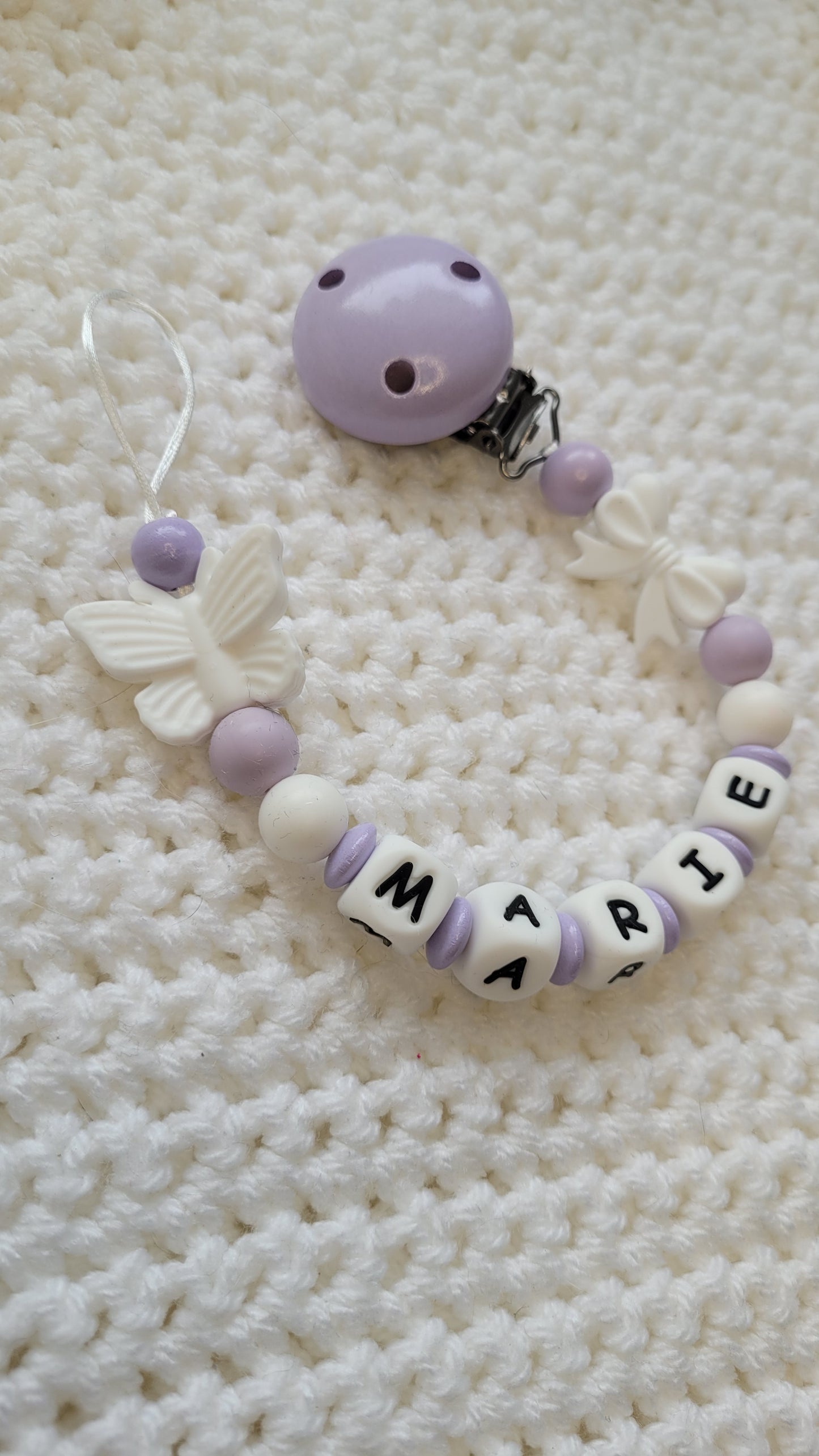 Kinderwagenkette & Schnullerkette mit Name Schmetterling Teddy flieder weiss