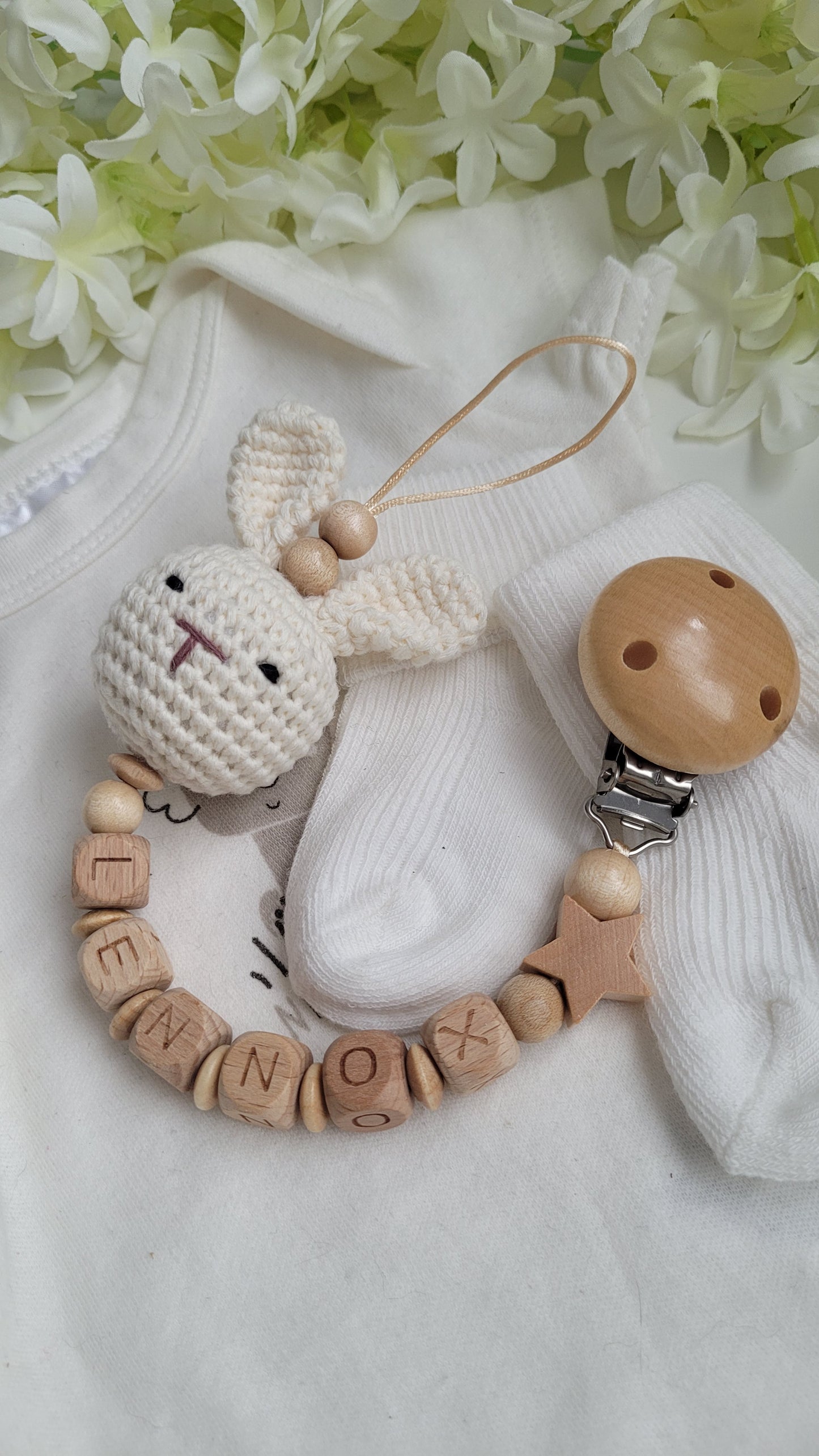 Schnullerkette mit Namen für Jungen Häkelhase holz