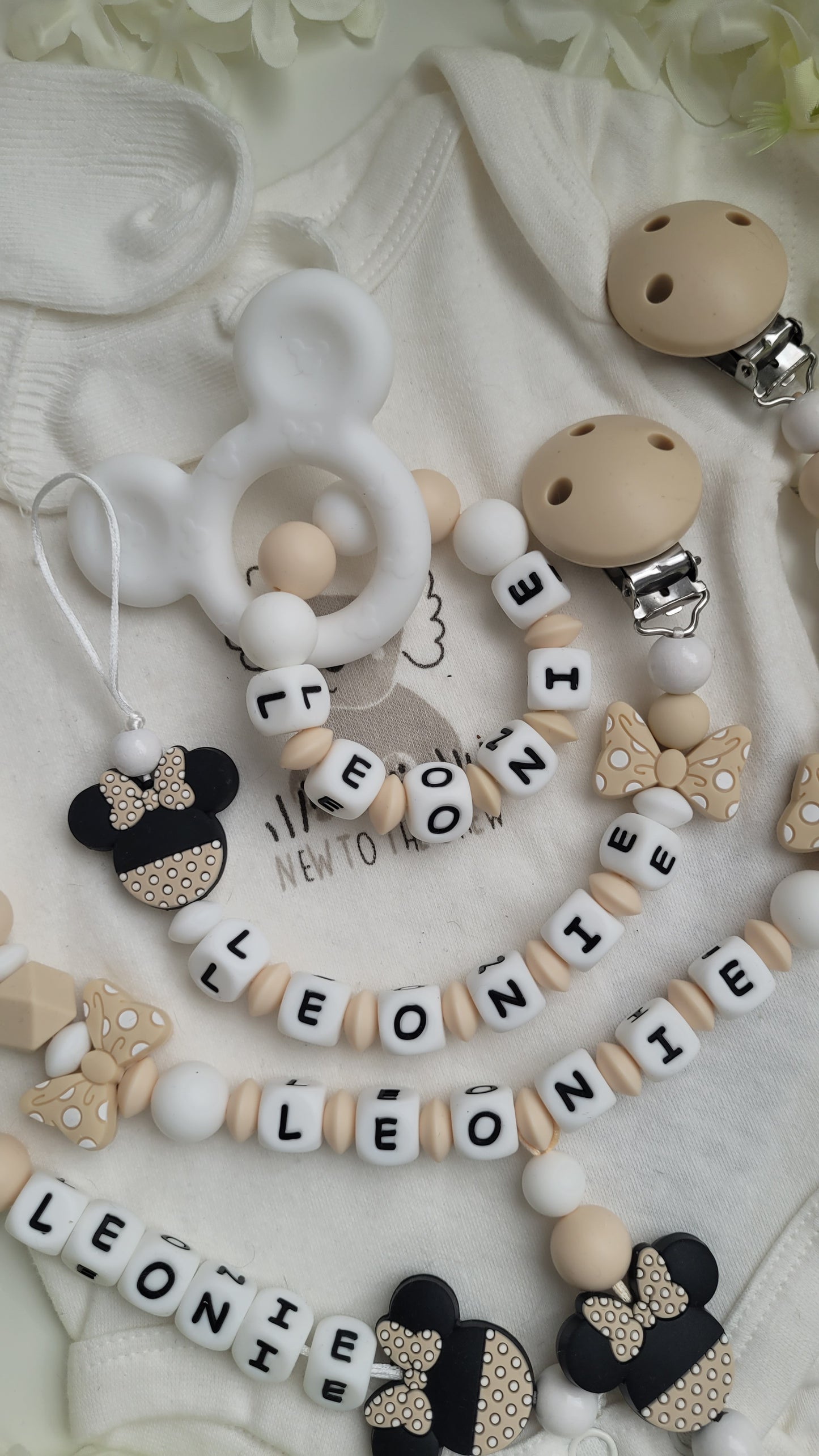 4 tlg Set Schnullerkette Kinderwagenkette Greifling & Schlüsselanhänger personalisiert Minnie beige
