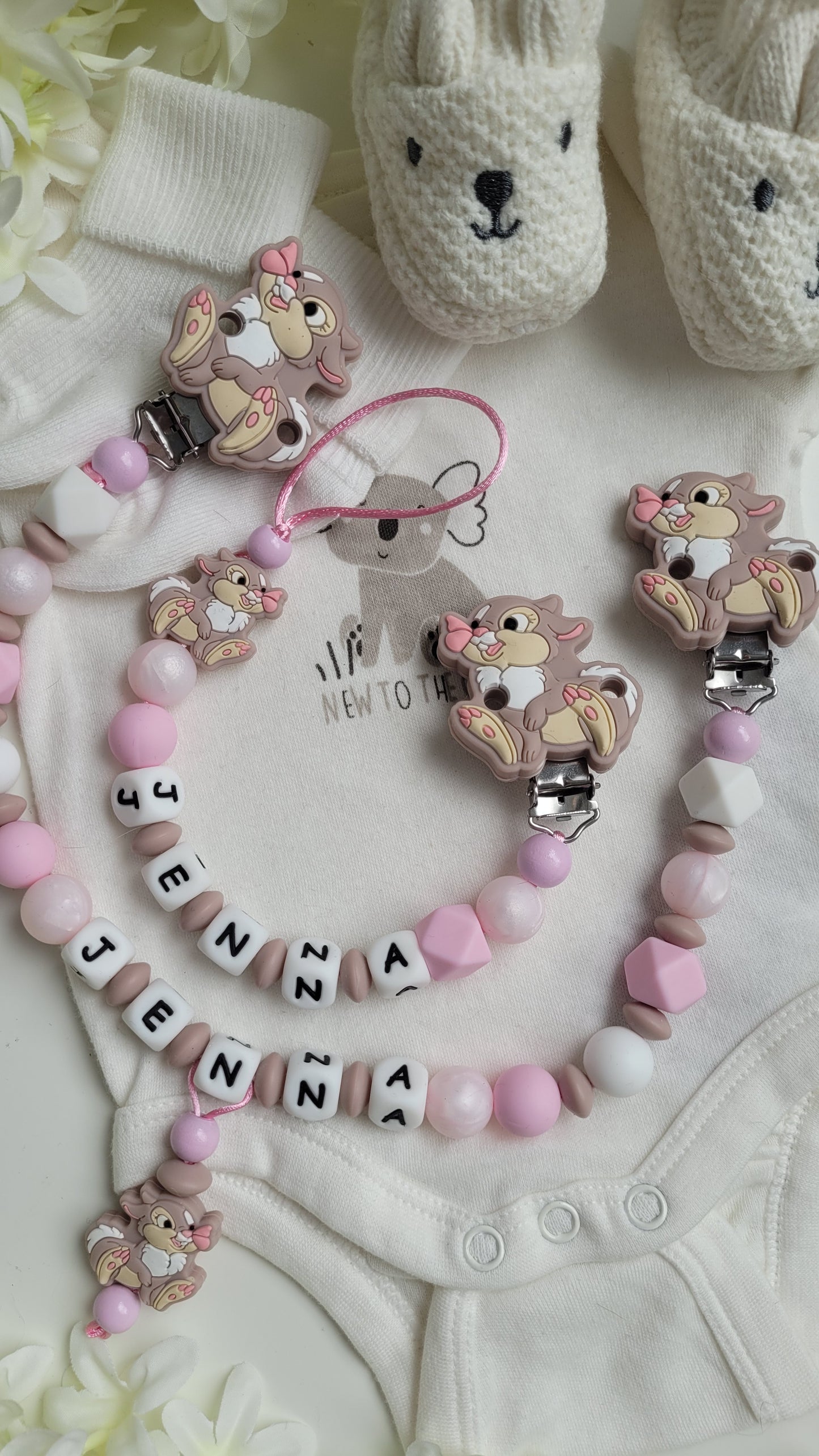 Kinderwagenkette & Schnullerkette mit Namen Hasen zart rose