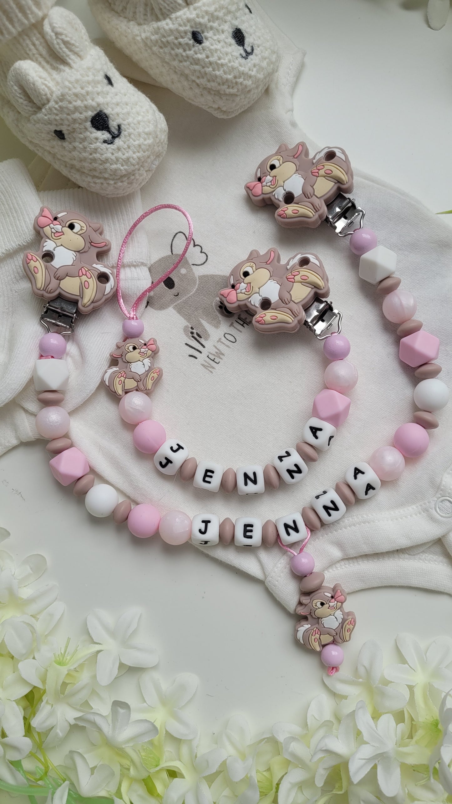 Kinderwagenkette & Schnullerkette mit Namen Hasen zart rose
