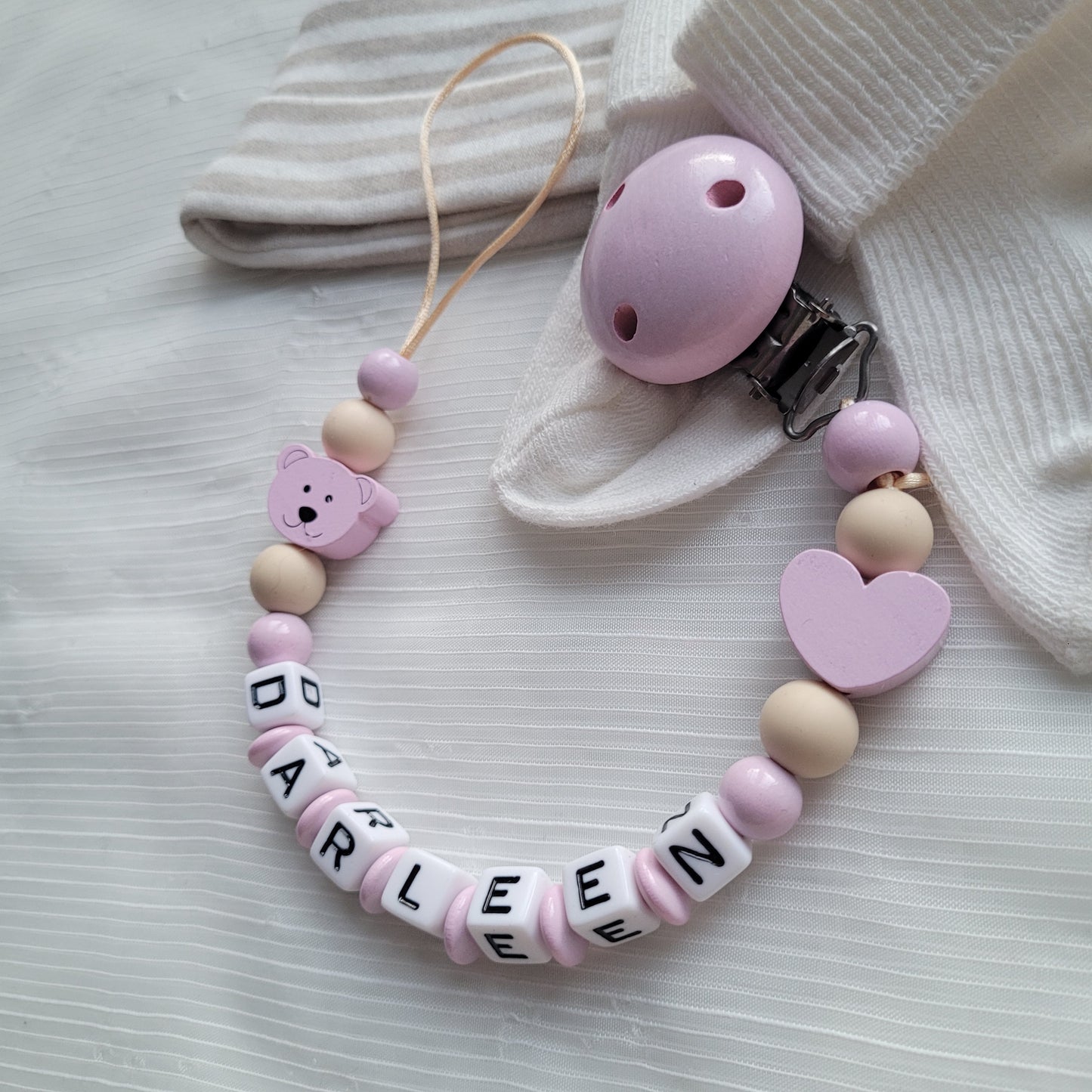 Schnullerkette mit Namen für Mädchen Herz & Teddy rosa beige
