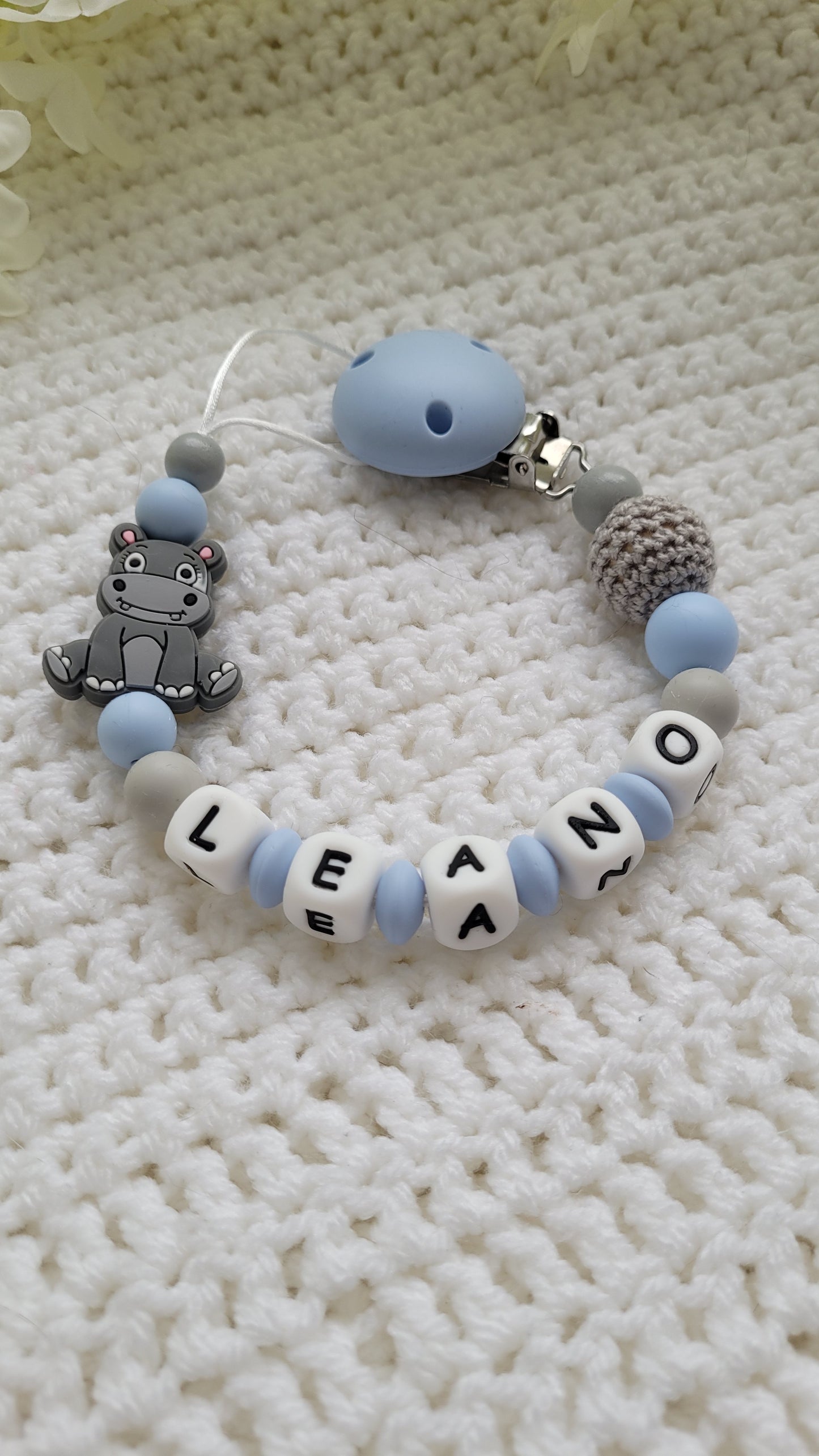Schnullerkette mit Namen für Jungen Babyblau grau Nilpferd