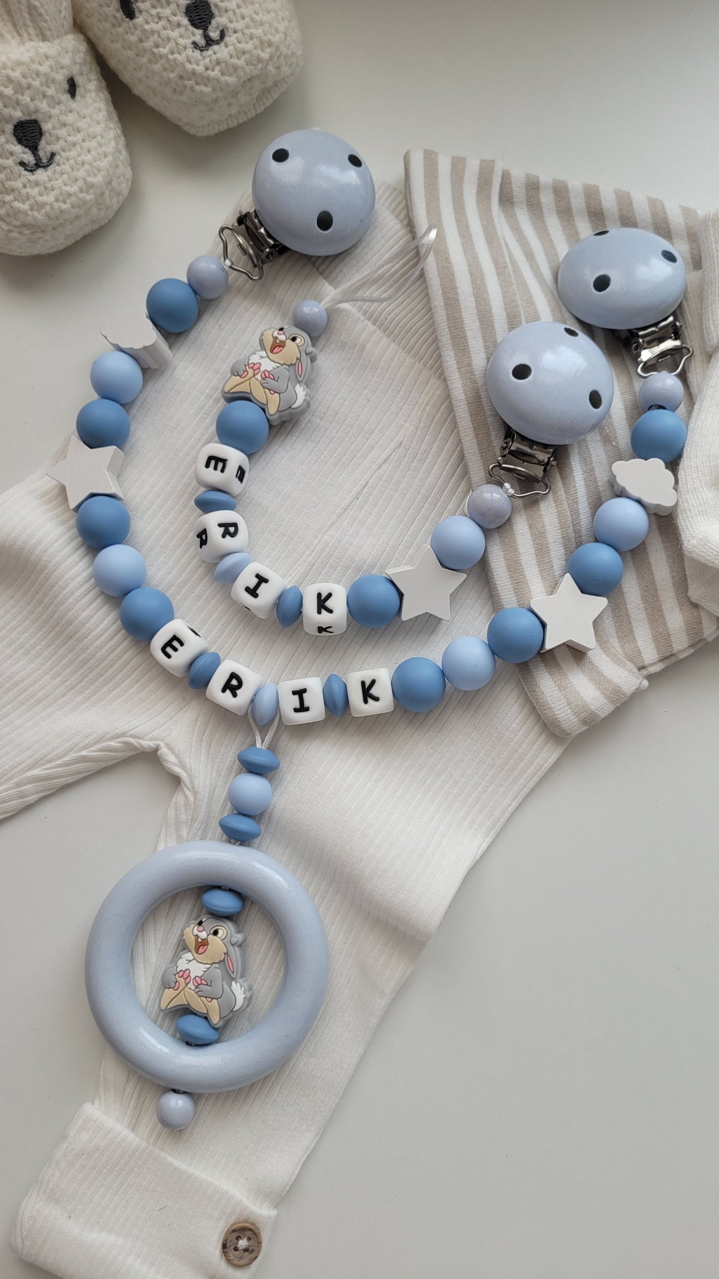Kinderwagenkette & Schnullerkette mit Namen Hase Sterne Wolken blau