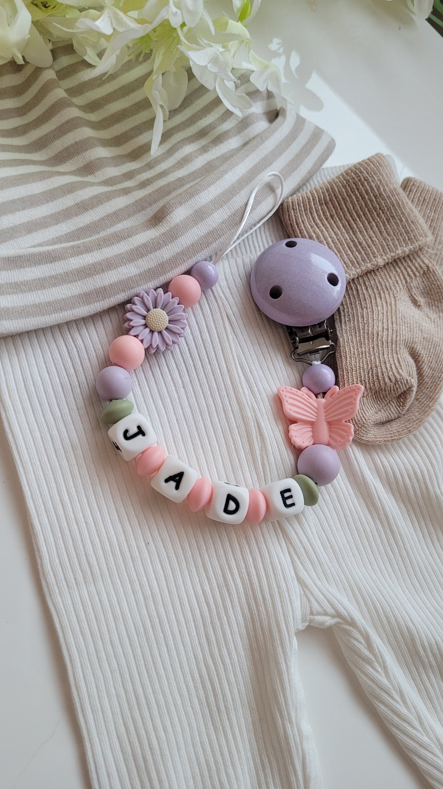 Schnullerkette mit Namen für Mädchen Schmetterling flieder rosa grün