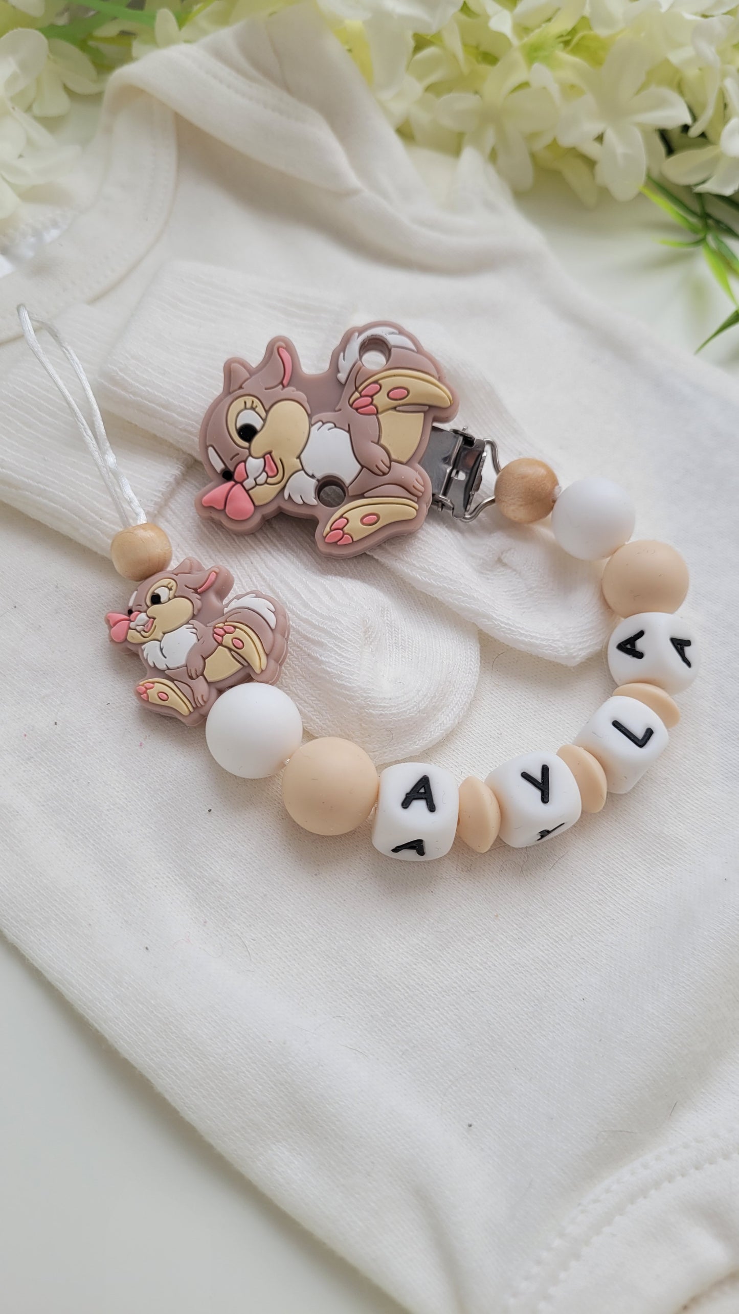 Schnullerkette mit Namen Hase beige weiss