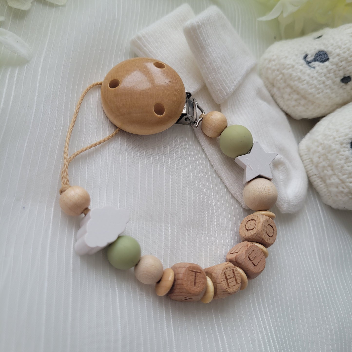 Schnullerkette mit Namen für Jungen und Mädchen Stern & Wolke holz grün salbei