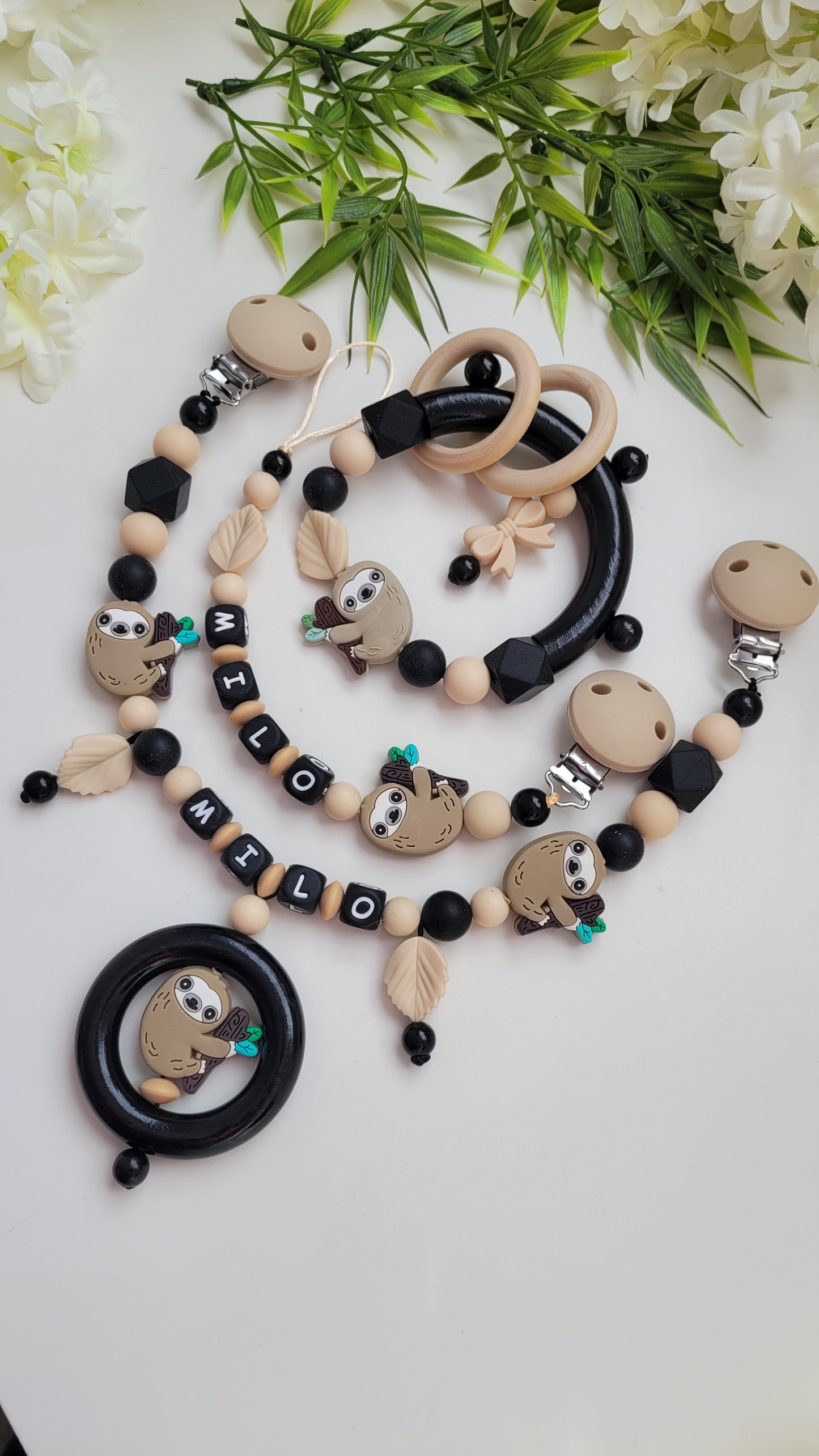 Set Schnullerkette Kinderwagenkette schwarz beige Silikon mit Namen Faultier
