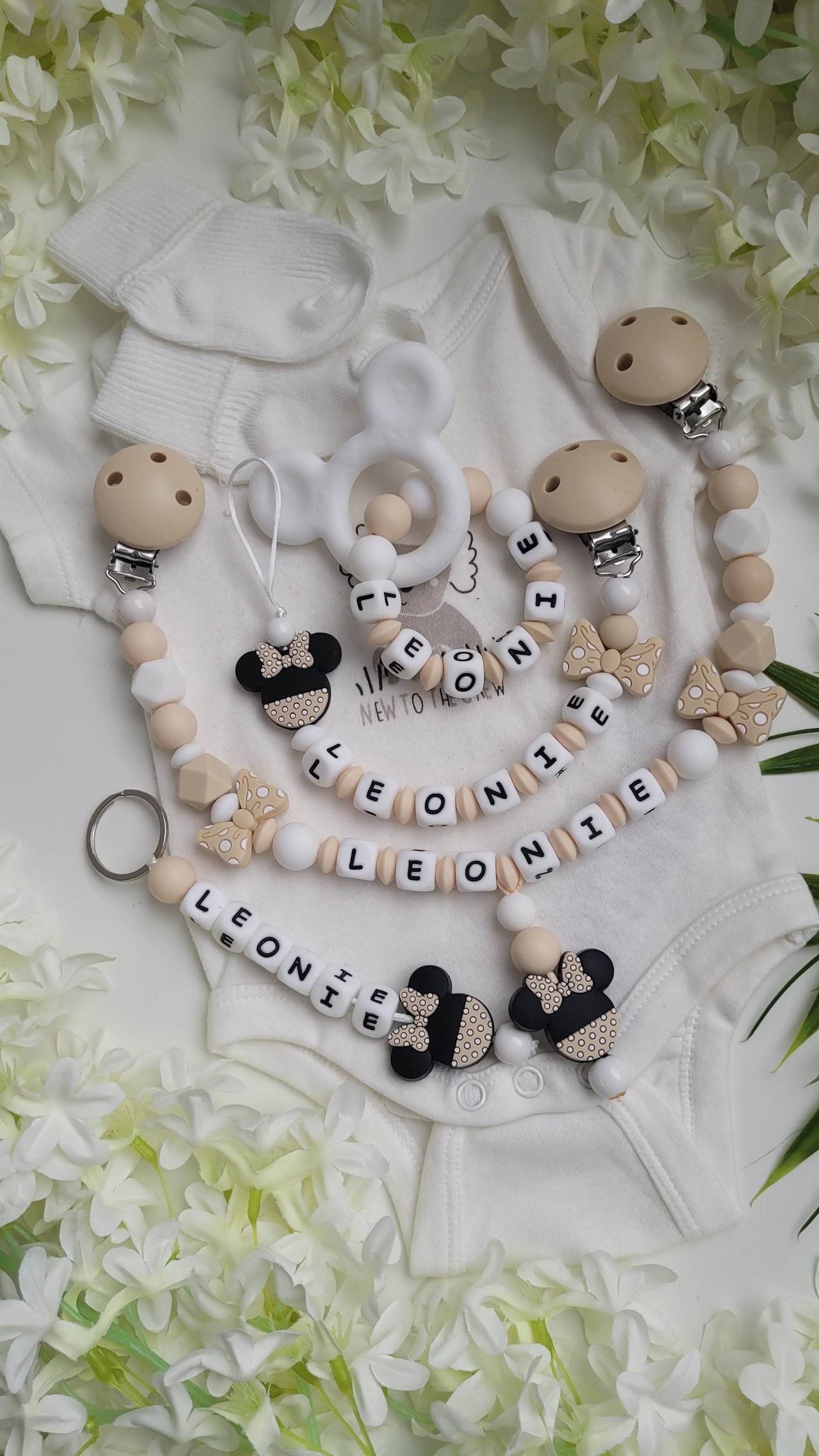 4 tlg Set Schnullerkette Kinderwagenkette Greifling & Schlüsselanhänger personalisiert Minnie beige
