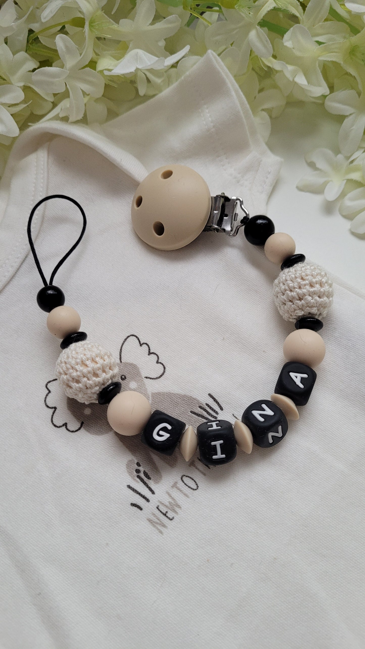 Schnullerkette mit Namen schwarz beige