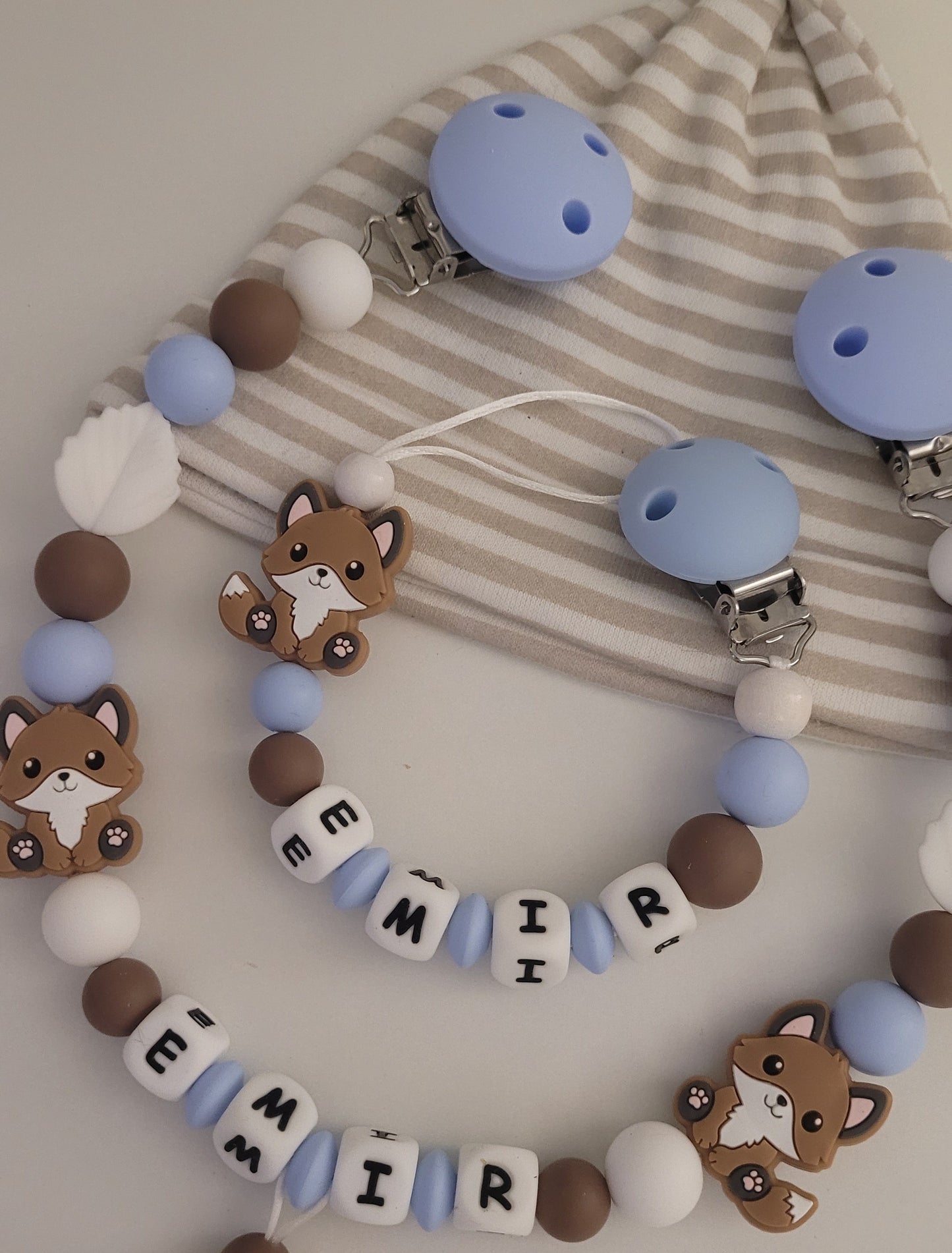 Schnullerkette mit Namen für Jungen – Fuchs weiß blau braun Silikon