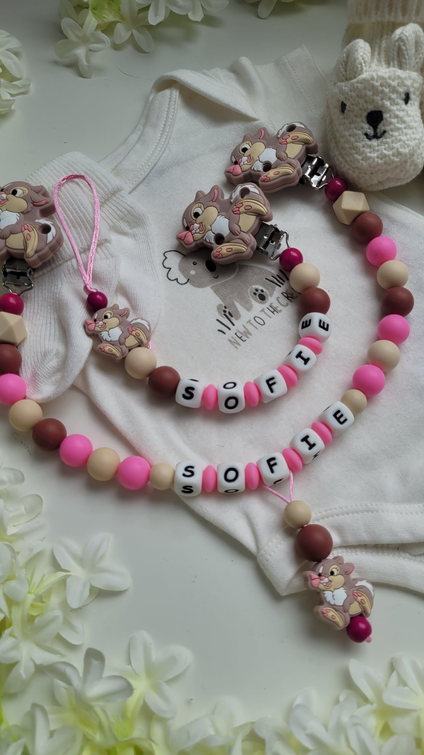 Kinderwagenkette & Schnullerkette mit Namen Hasen braun pink