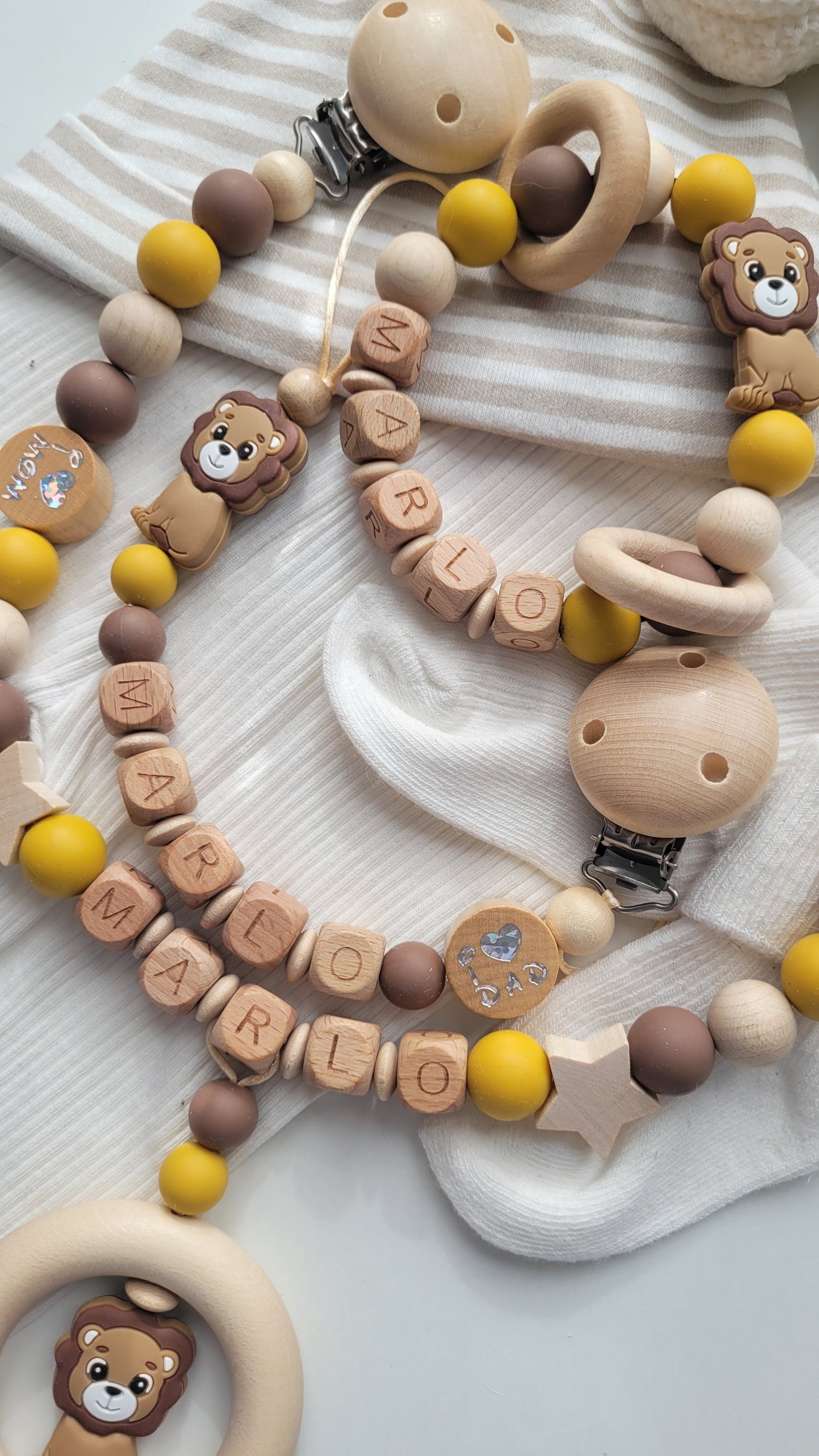 3er Set Schnullerkette Kinderwagenkette & Greifring mit Namen Löwe & i love Mom und Dad senfgelb braun