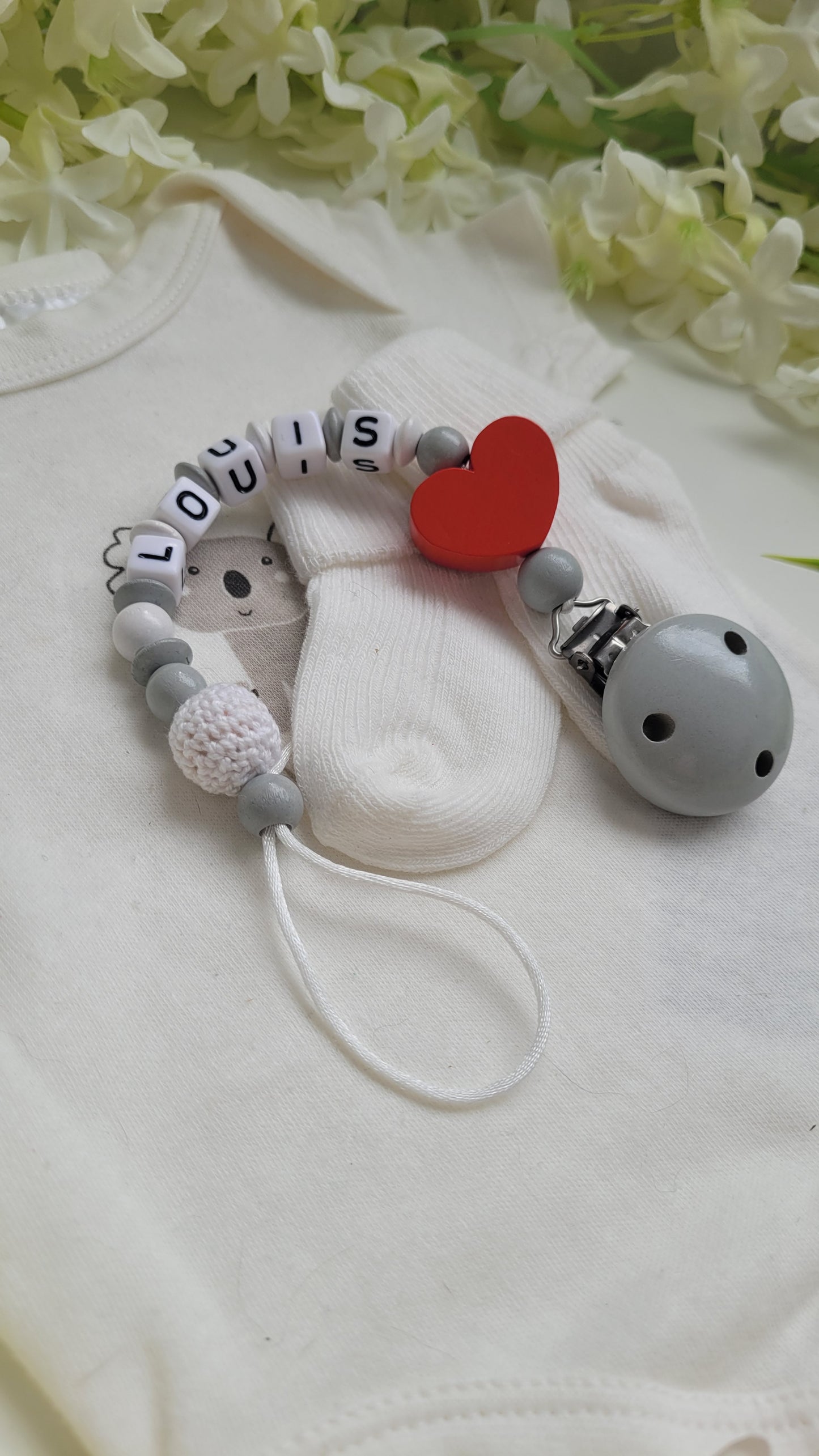 Schnullerkette mit Namen für Jungen Herz grau weiss