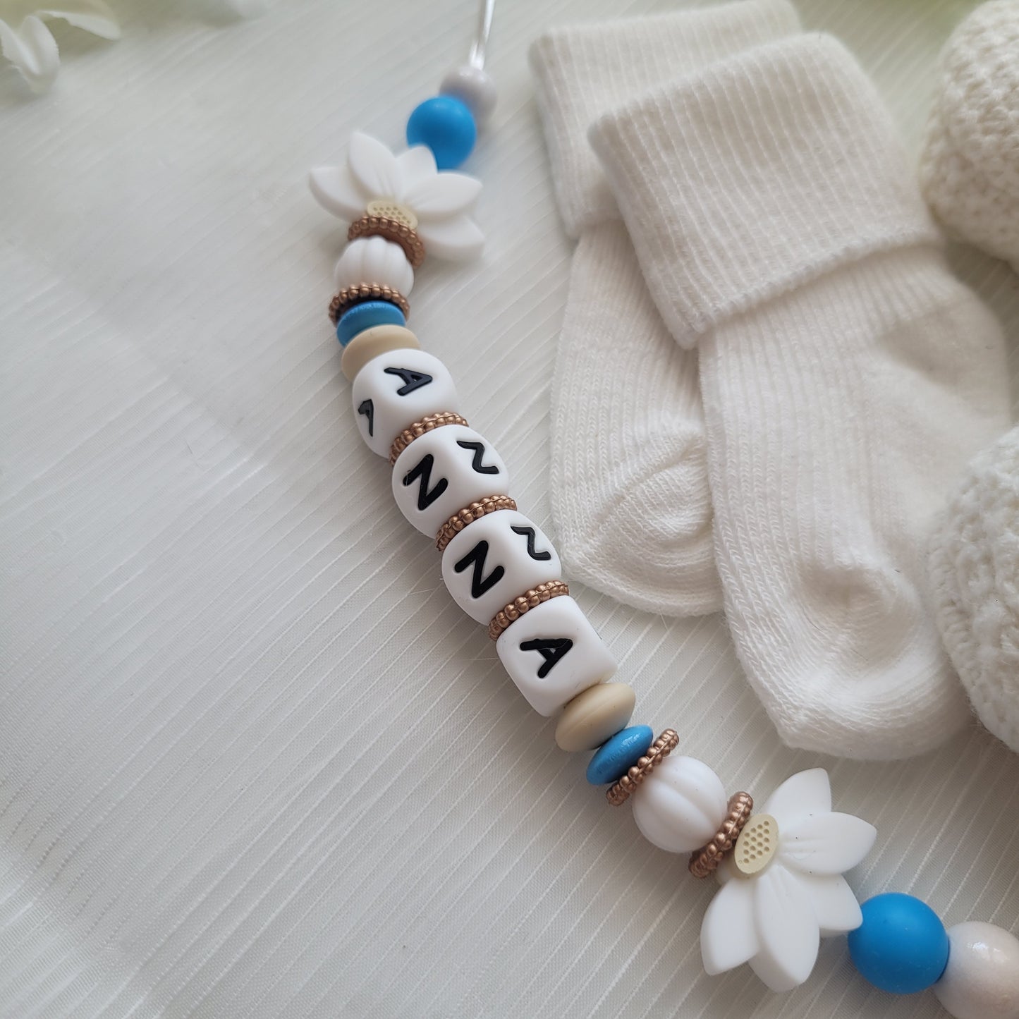 Schnullerkette mit Namen für Mädchen Blumen Creme blau weiss