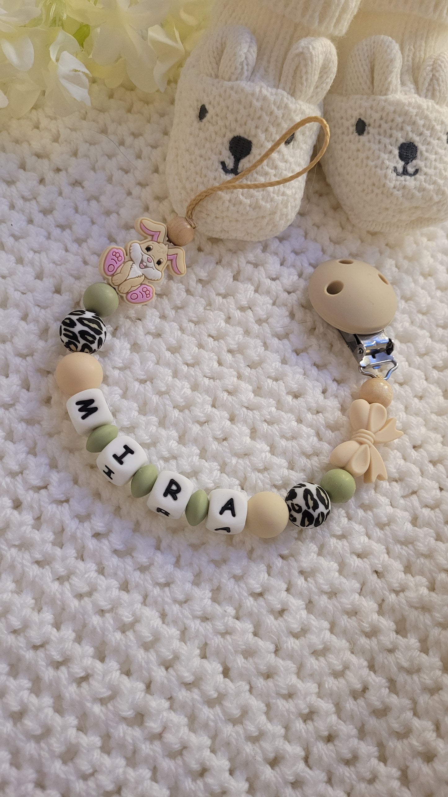 Schnullerkette mit Namen für Mädchen Hase grün leo beige