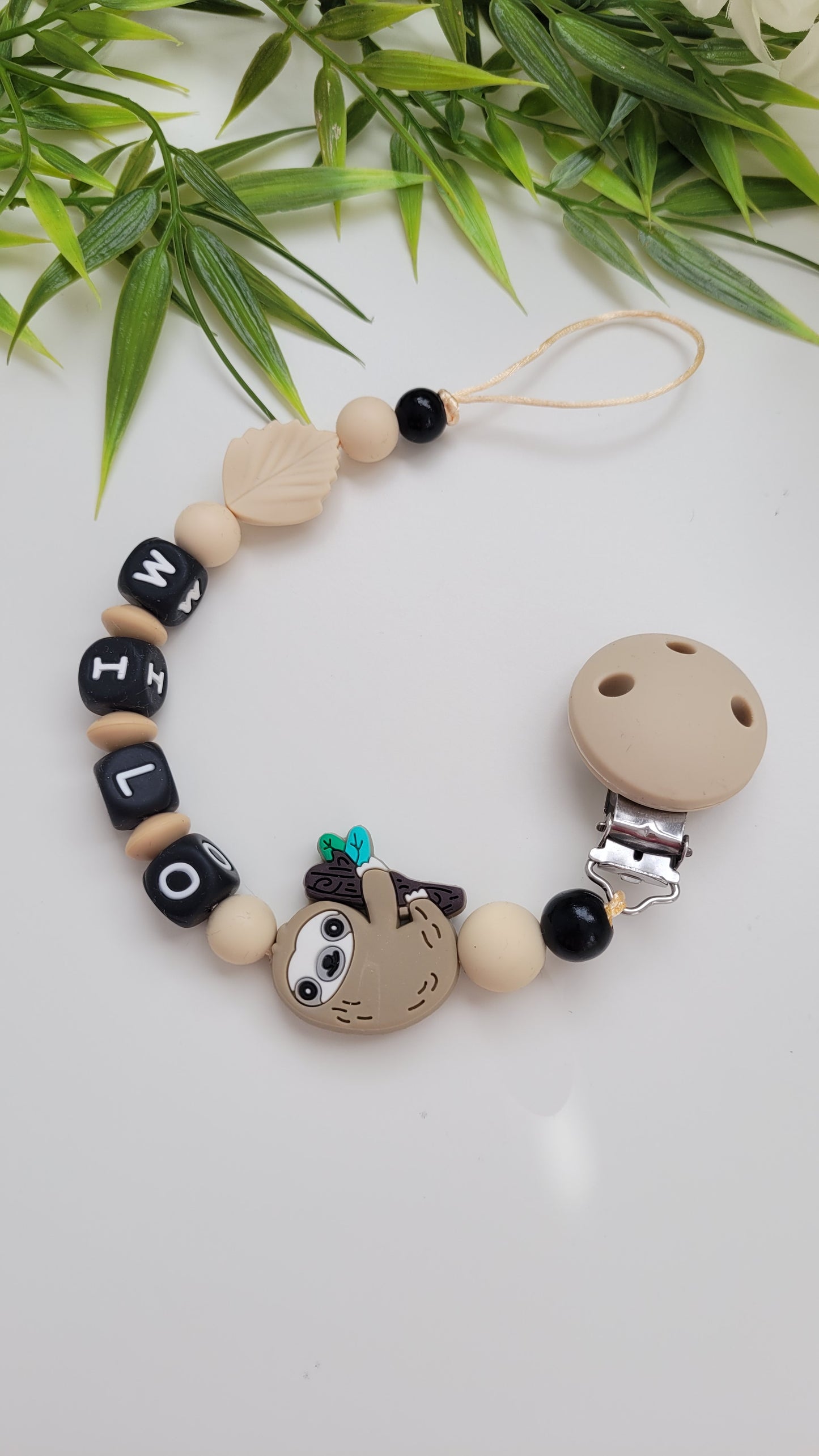 Schnullerkette mit namen für Jungen beige schwarz faultier