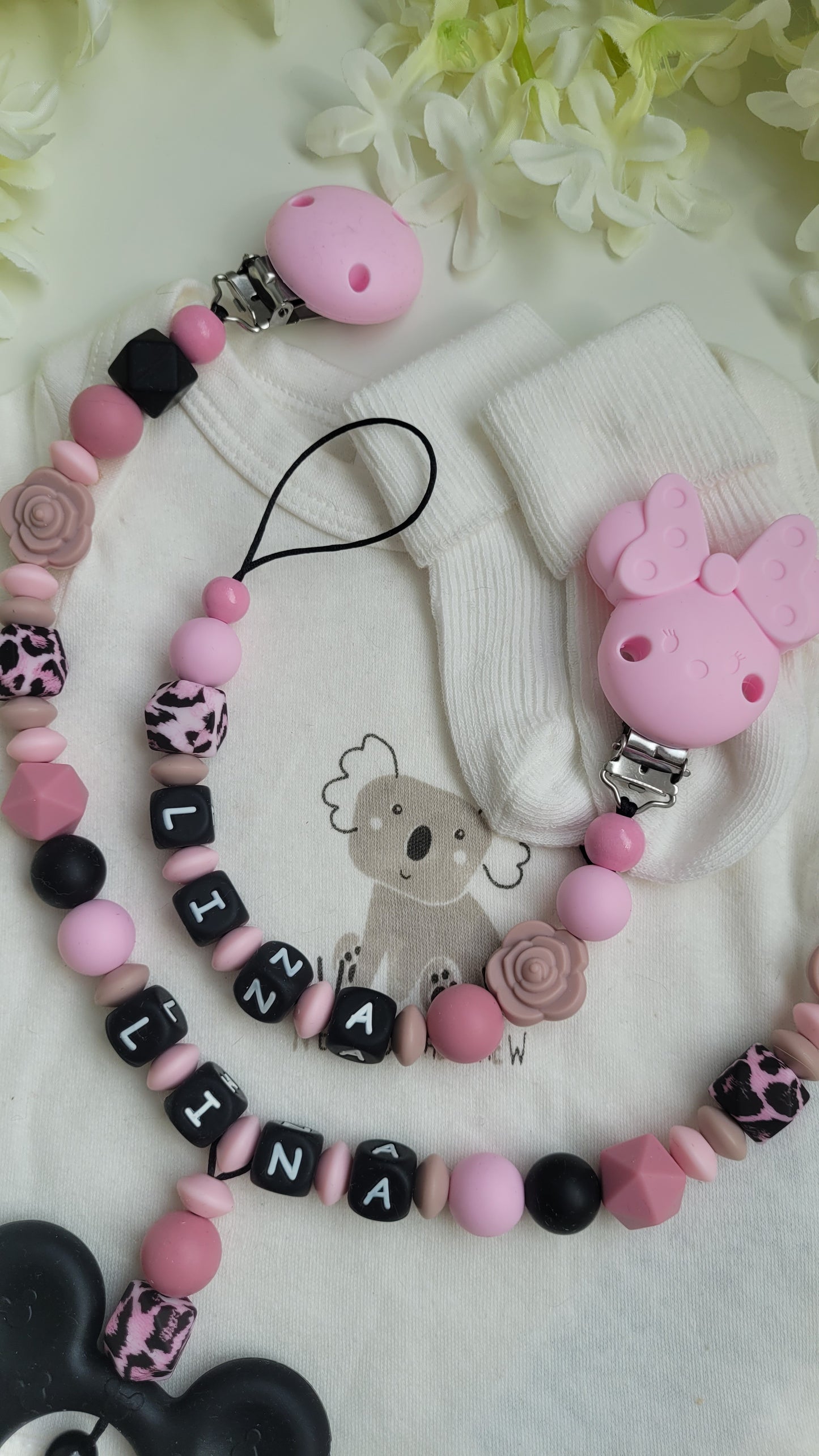 Kinderwagenkette & Schnullerkette mit Namen für Mädchen *Leomaus* schwarz rosa