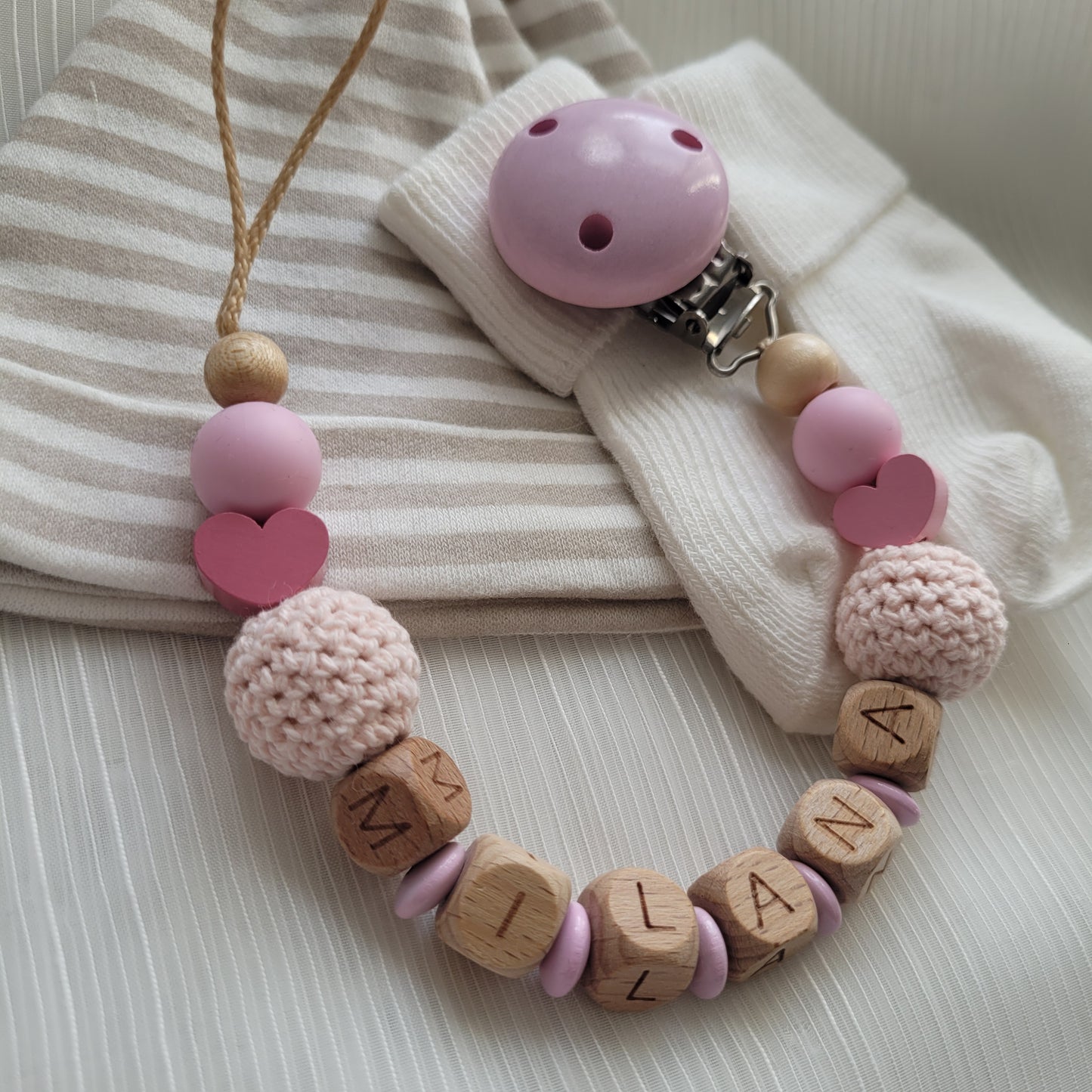 Schnullerkette mit Namen für Mädchen Herzen & Häkelperlen rosa