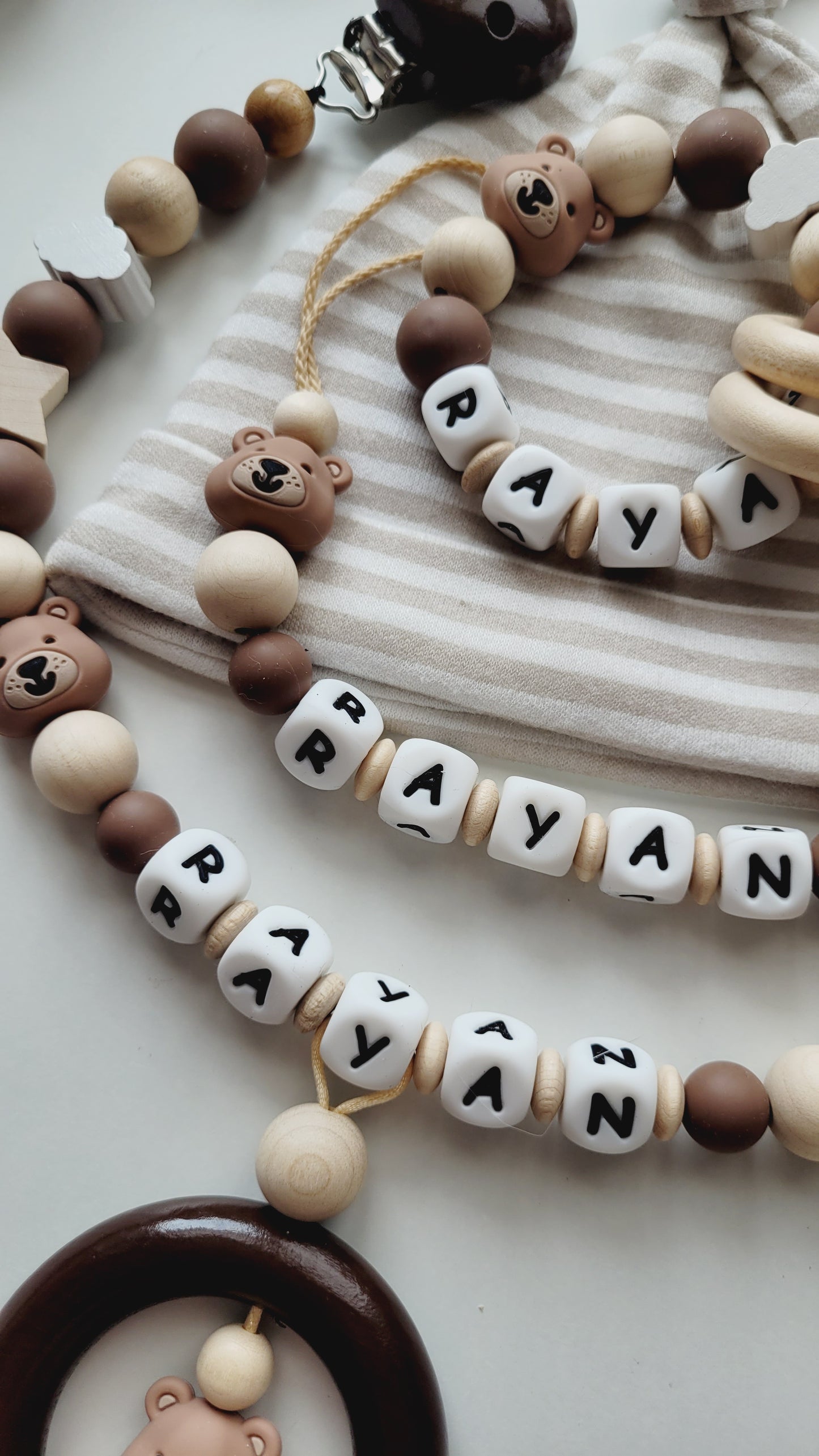 Schnullerkette Kinderwagenkette & Beissring mit Namen Teddybär Sterne & Wolken beige braun