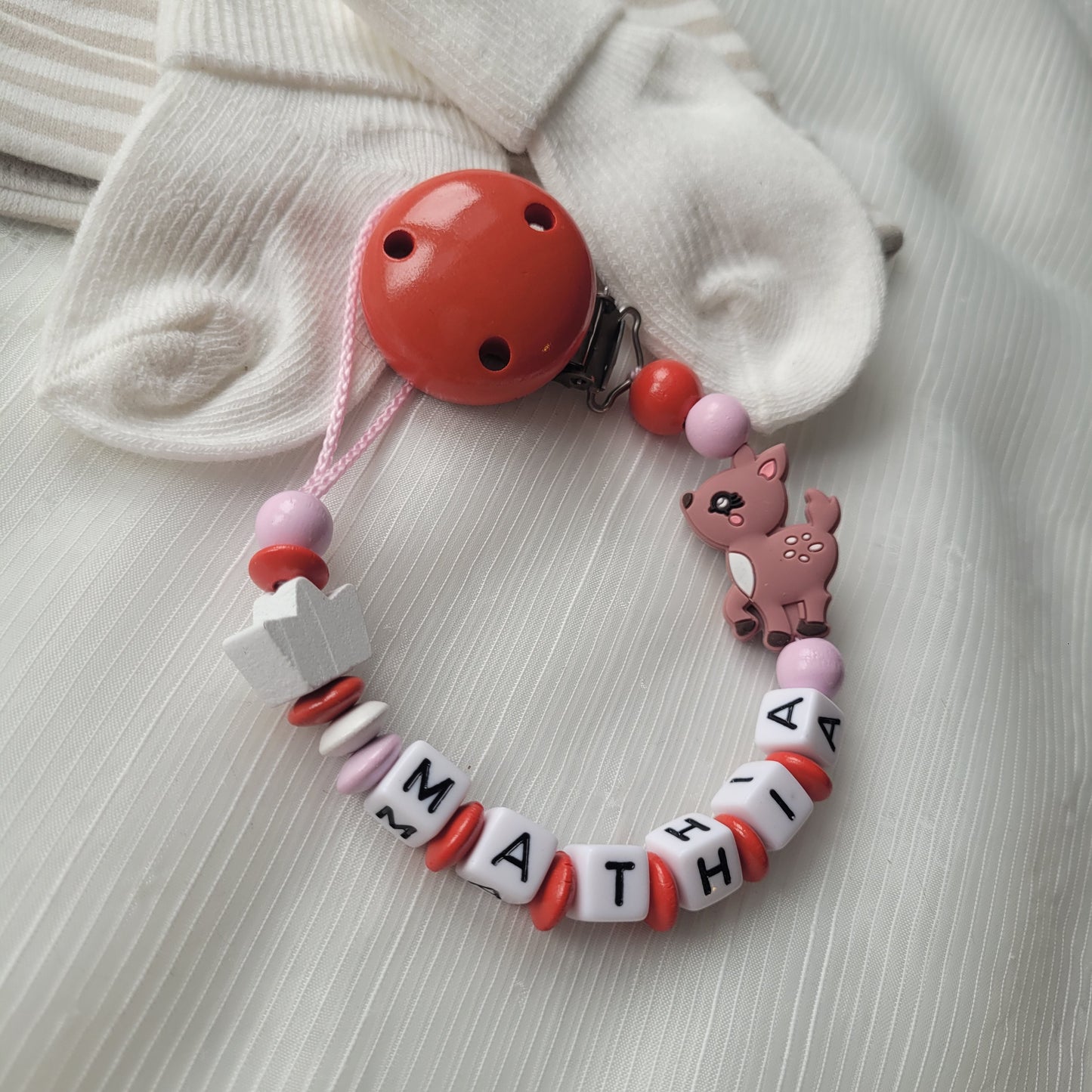 Schnullerkette mit Namen für Mädchen Reh & Krone rosa rot